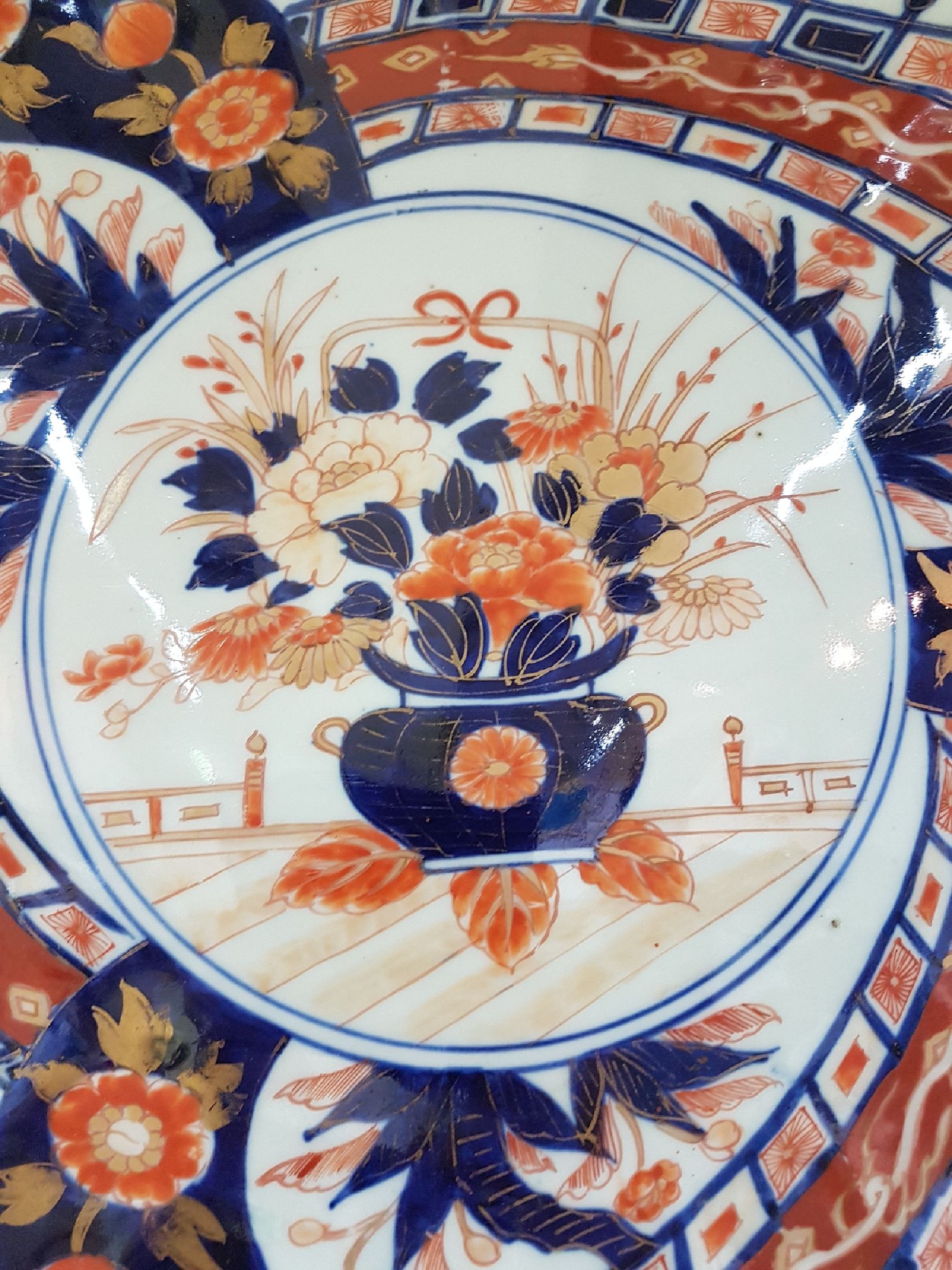 Detail c: Zwei große Imari-Teller, Japan, um 1900, polychrom bemalt, Vasenmotive, Blumen, Vögel etc., D. ca. 45/55 cm