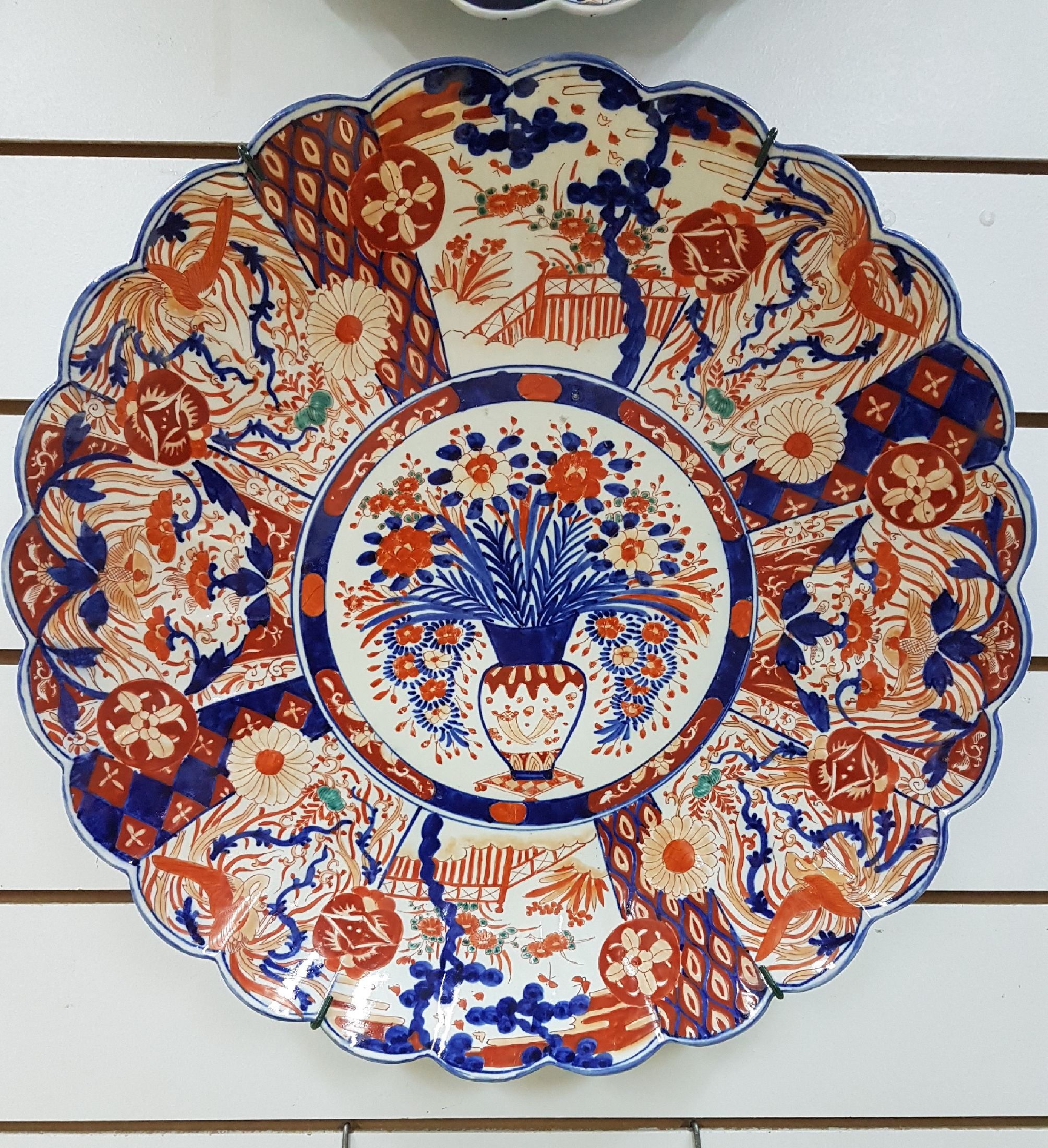 Detail d: Zwei große Imari-Teller, Japan, um 1900, polychrom bemalt, Vasenmotive, Blumen, Vögel etc., D. ca. 45/55 cm