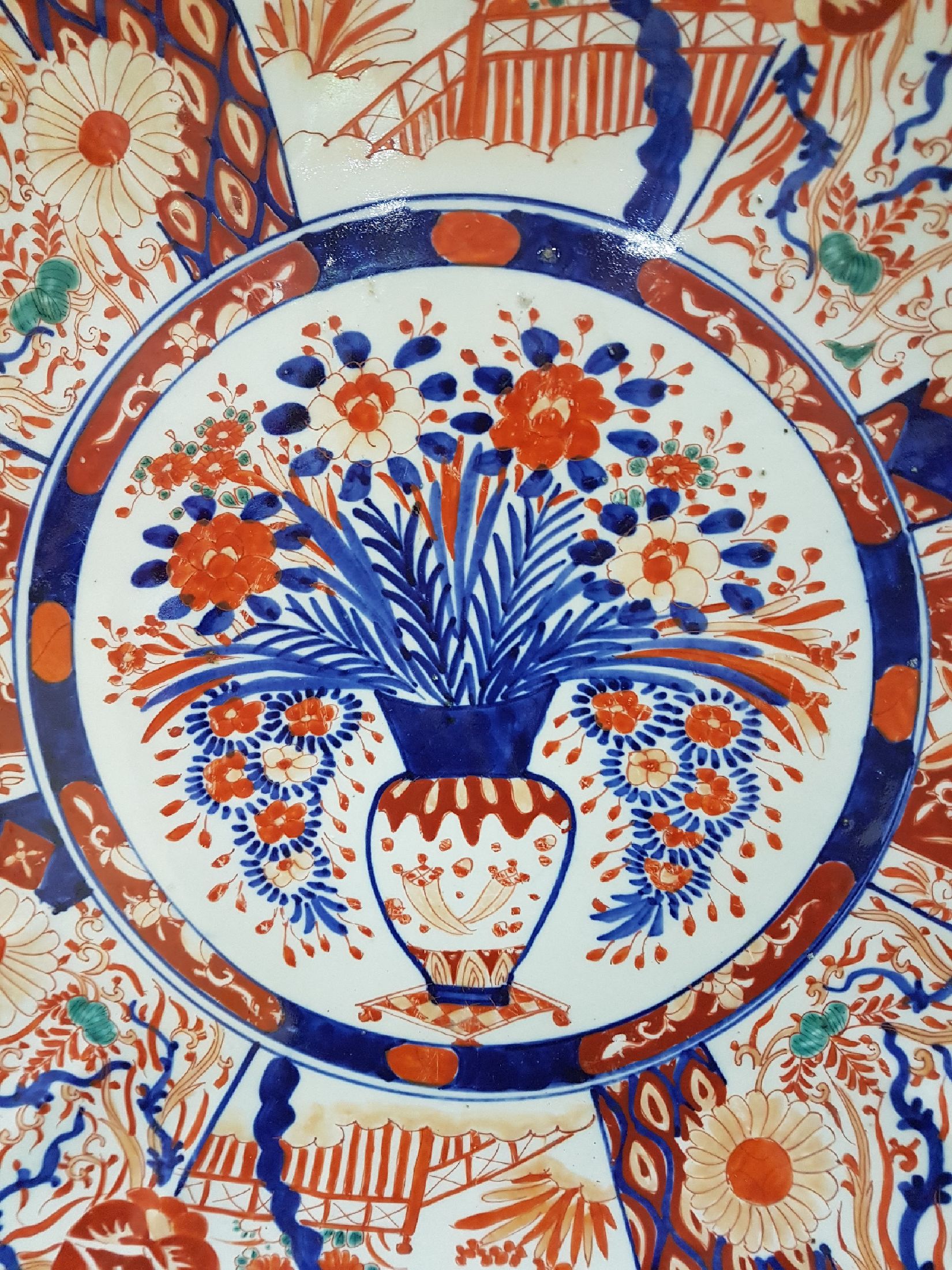 Detail e: Zwei große Imari-Teller, Japan, um 1900, polychrom bemalt, Vasenmotive, Blumen, Vögel etc., D. ca. 45/55 cm