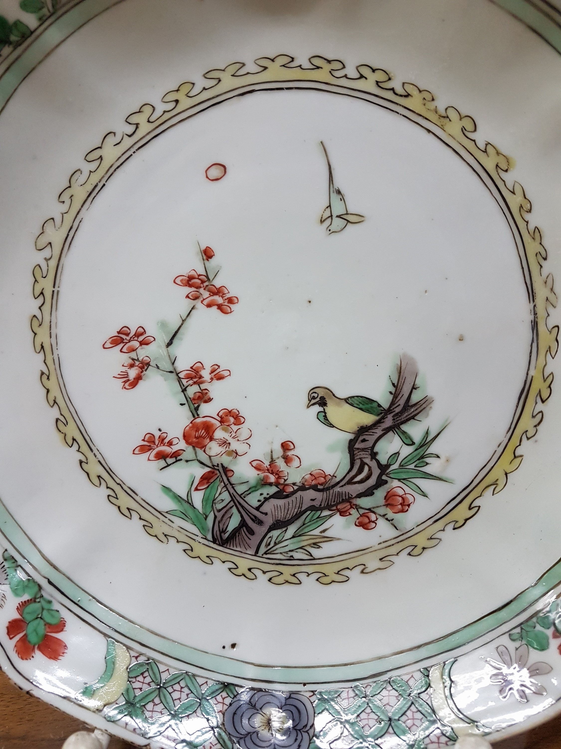 Detail b: Große Schale, China, Tianguan, 17/18. Jh. und ein Deckelgefäß und Teller, 19. Jahrhundert, Porzellan, Unterglasurbemalung, Tinguan mit Kindern in ...