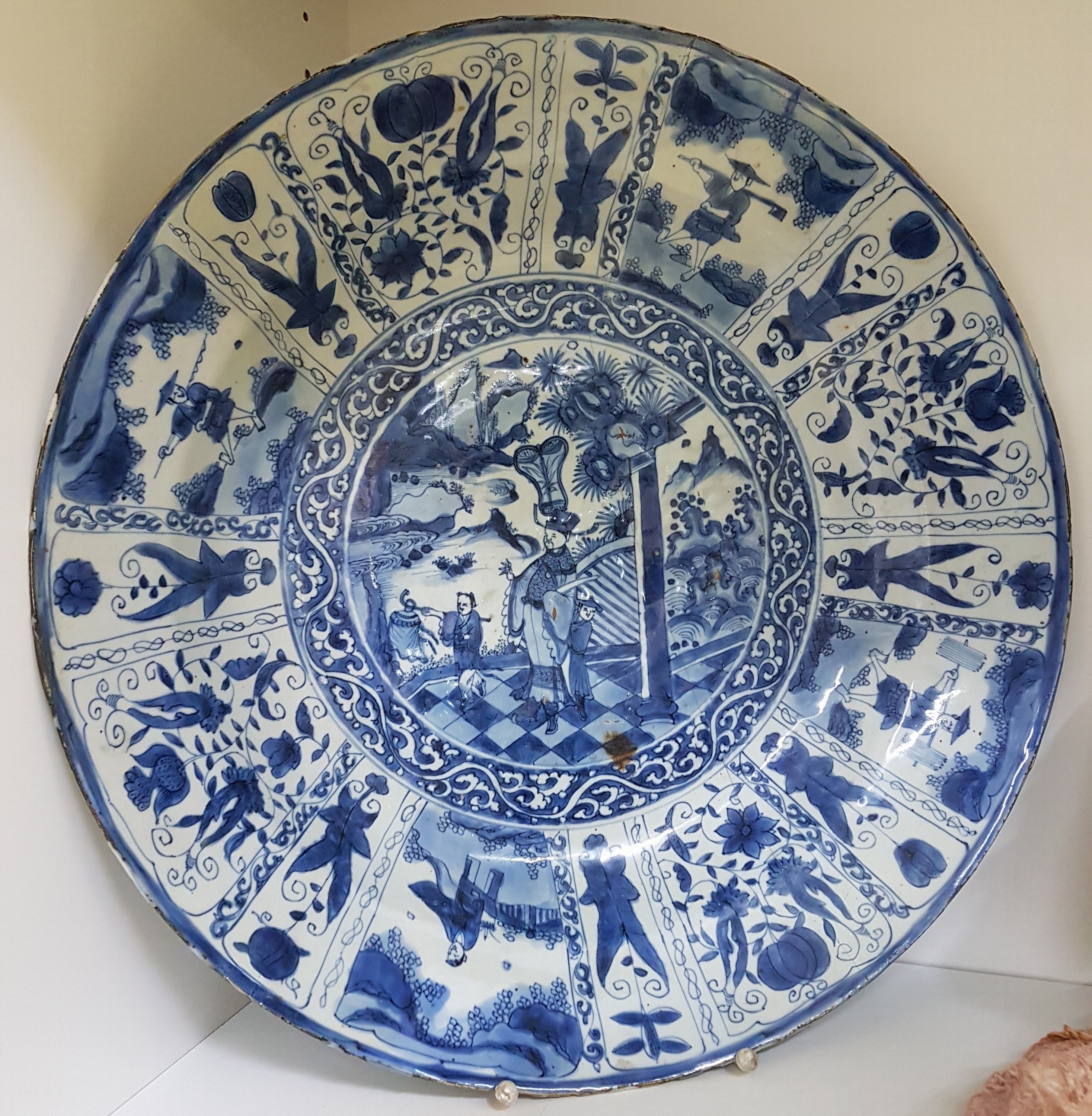 Detail d: Große Schale, China, Tianguan, 17/18. Jh. und ein Deckelgefäß und Teller, 19. Jahrhundert, Porzellan, Unterglasurbemalung, Tinguan mit Kindern in ...