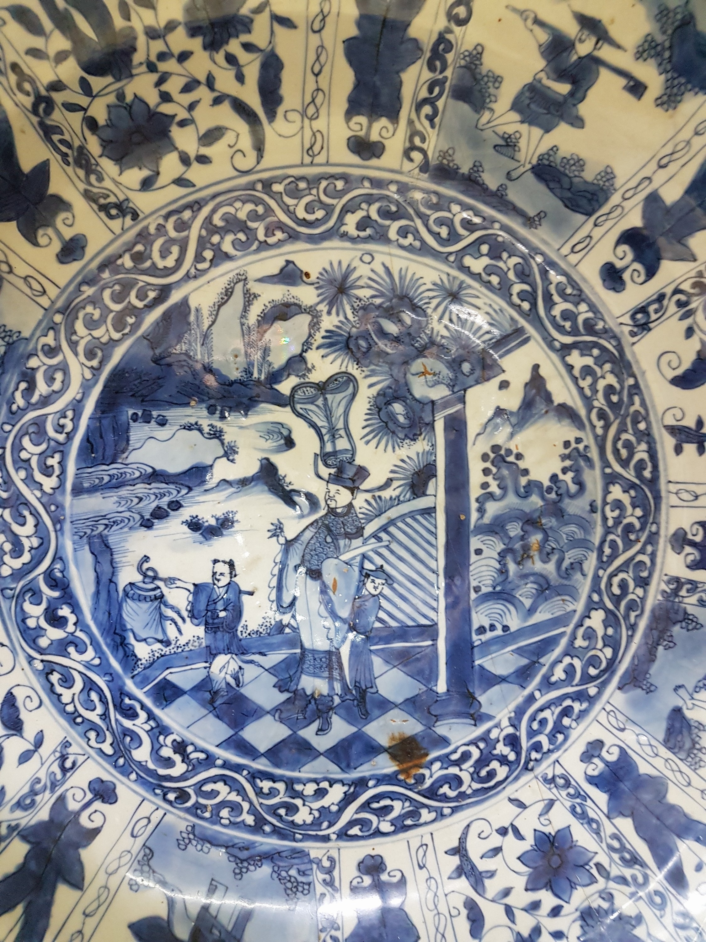 Detail e: Große Schale, China, Tianguan, 17/18. Jh. und ein Deckelgefäß und Teller, 19. Jahrhundert, Porzellan, Unterglasurbemalung, Tinguan mit Kindern in ...