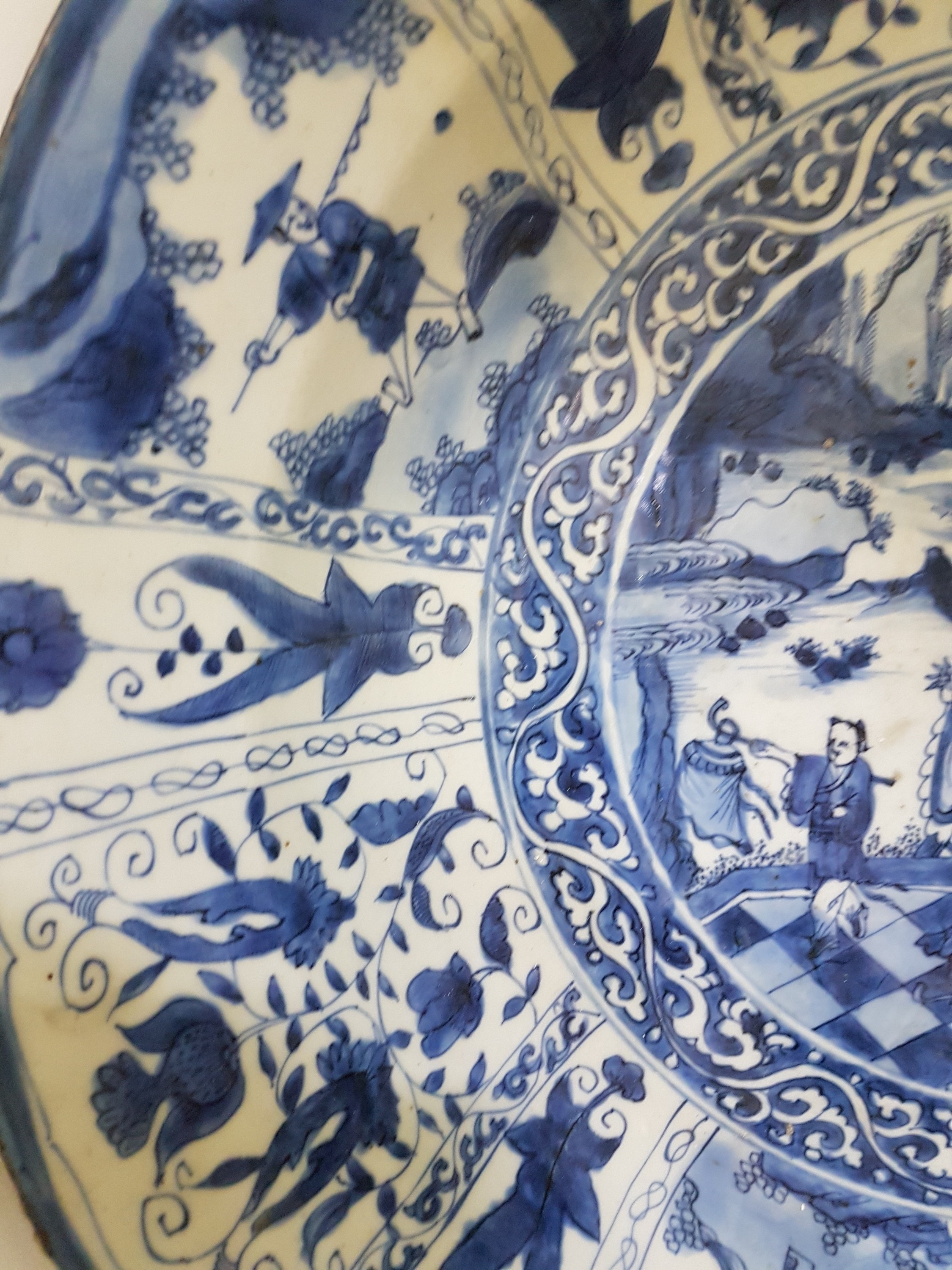 Detail f: Große Schale, China, Tianguan, 17/18. Jh. und ein Deckelgefäß und Teller, 19. Jahrhundert, Porzellan, Unterglasurbemalung, Tinguan mit Kindern in ...