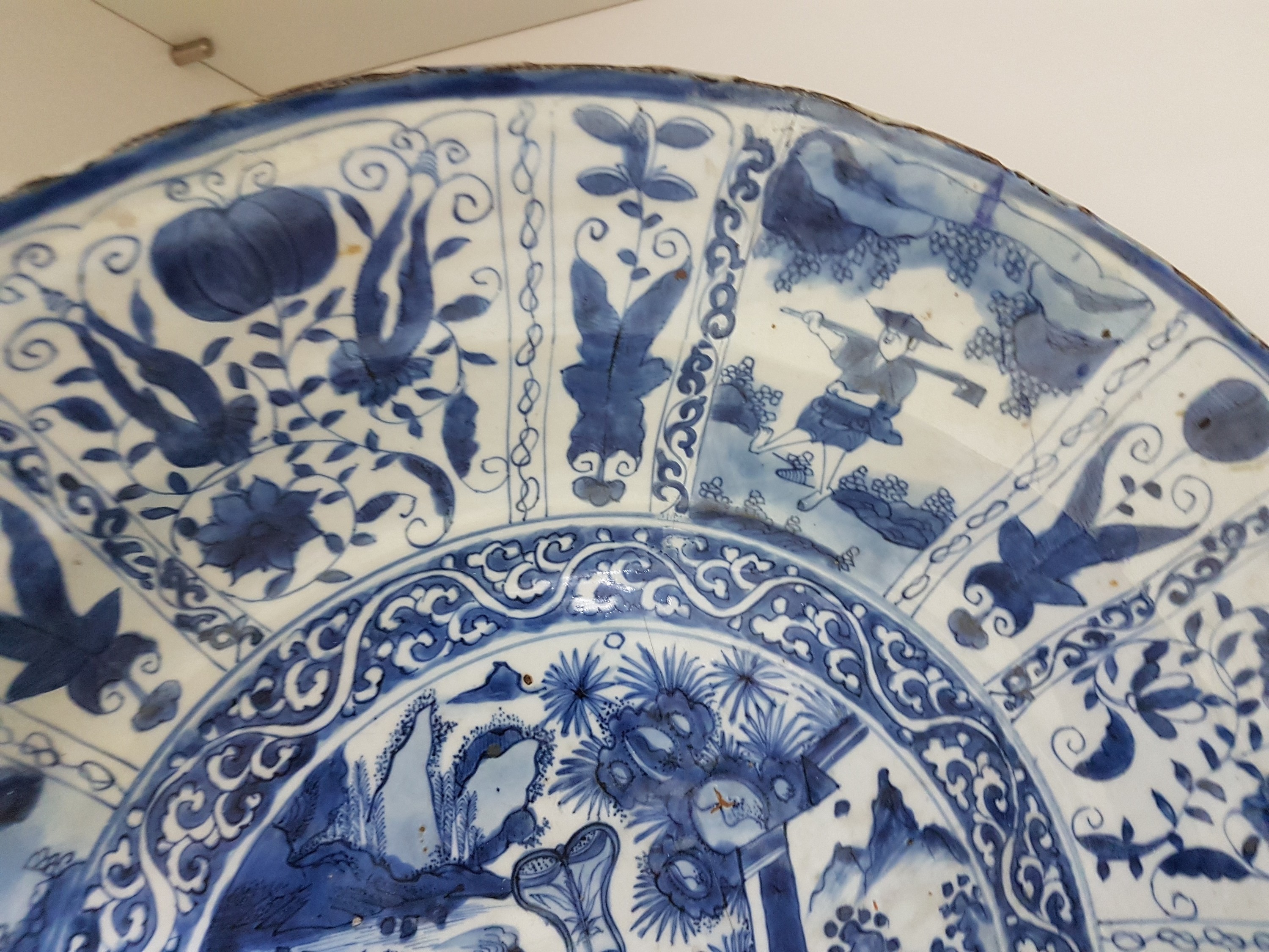 Detail g: Große Schale, China, Tianguan, 17/18. Jh. und ein Deckelgefäß und Teller, 19. Jahrhundert, Porzellan, Unterglasurbemalung, Tinguan mit Kindern in ...