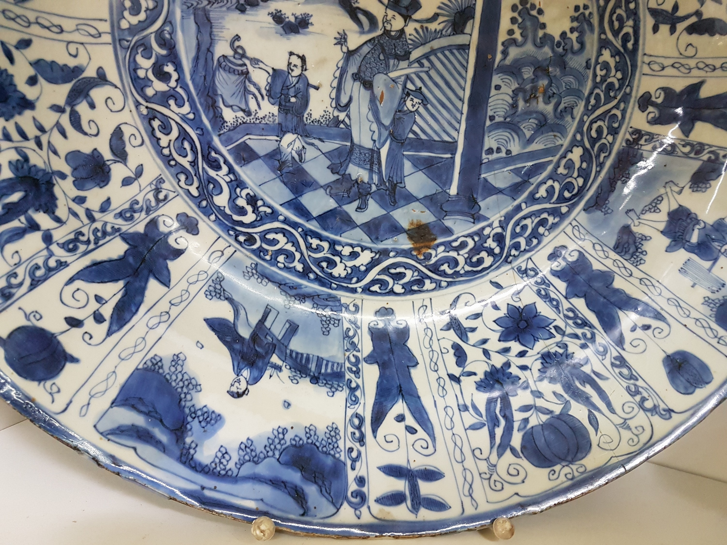 Detail i: Große Schale, China, Tianguan, 17/18. Jh. und ein Deckelgefäß und Teller, 19. Jahrhundert, Porzellan, Unterglasurbemalung, Tinguan mit Kindern in ...