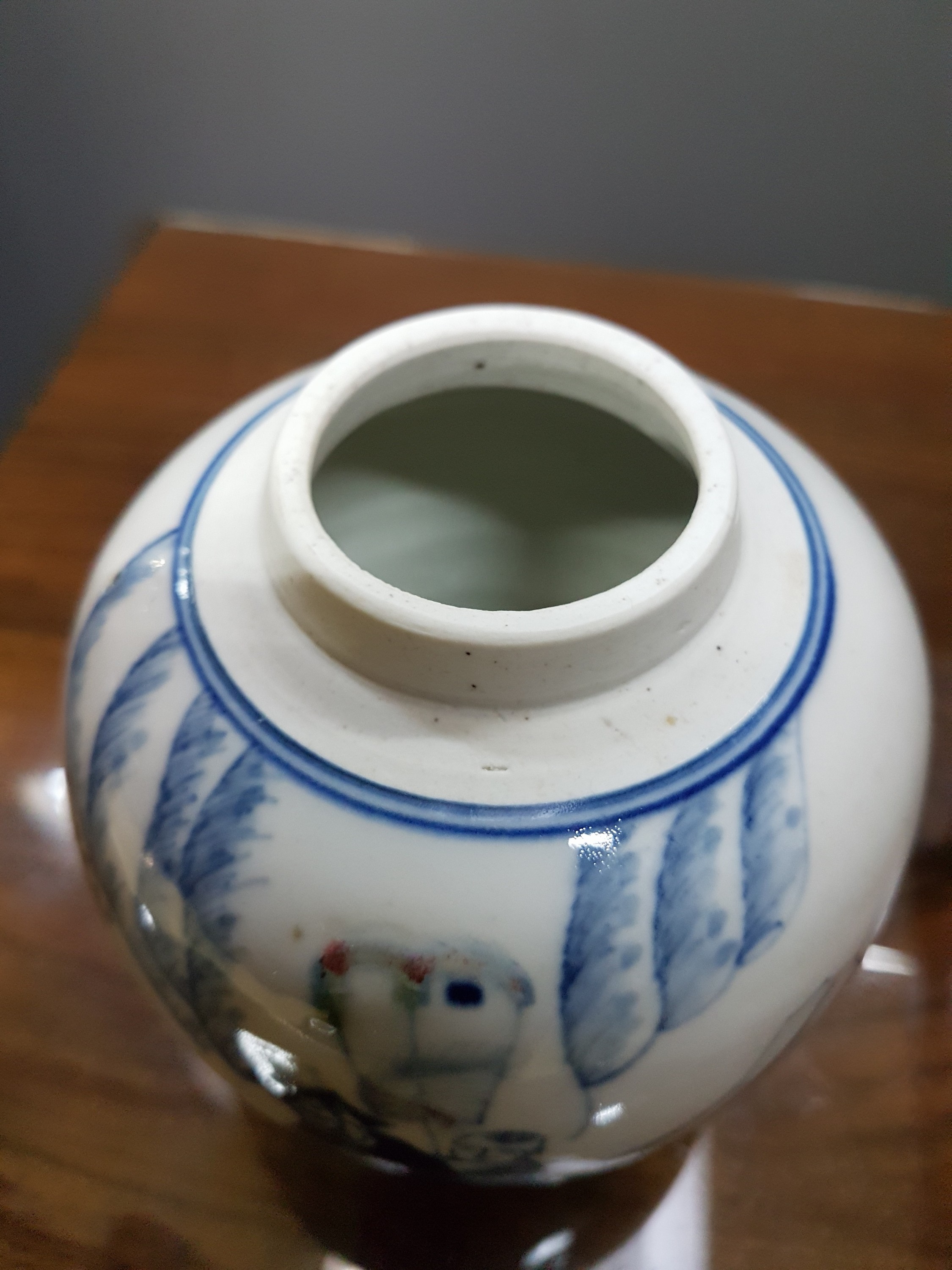 Detail n: Große Schale, China, Tianguan, 17/18. Jh. und ein Deckelgefäß und Teller, 19. Jahrhundert, Porzellan, Unterglasurbemalung, Tinguan mit Kindern in ...
