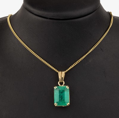 26697619a - 14 kt gold emerald pendant