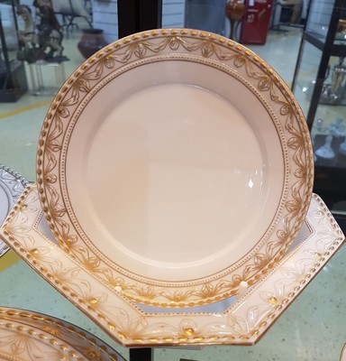 26697676b - 8 serving pieces Kurland, 20th century, No. 19, porcelain, gold decoration, lidded tureen W. 24 cm, vegetable bowl, 2 plates D. 29 cm, 2 plates 26 cm, 2 plates 19.5 cm
