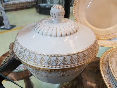 26697676c - 8 serving pieces Kurland, 20th century, No. 19, porcelain, gold decoration, lidded tureen W. 24 cm, vegetable bowl, 2 plates D. 29 cm, 2 plates 26 cm, 2 plates 19.5 cm