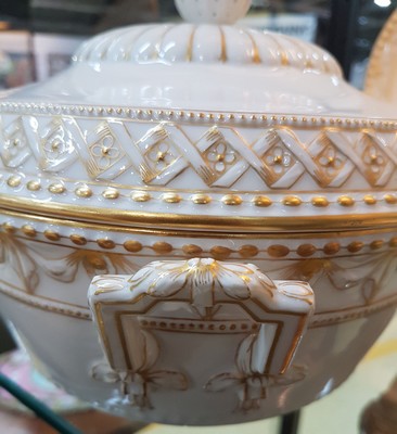26697676d - 8 serving pieces Kurland, 20th century, No. 19, porcelain, gold decoration, lidded tureen W. 24 cm, vegetable bowl, 2 plates D. 29 cm, 2 plates 26 cm, 2 plates 19.5 cm