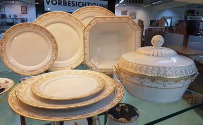 26697676g - 8 serving pieces Kurland, 20th century, No. 19, porcelain, gold decoration, lidded tureen W. 24 cm, vegetable bowl, 2 plates D. 29 cm, 2 plates 26 cm, 2 plates 19.5 cm