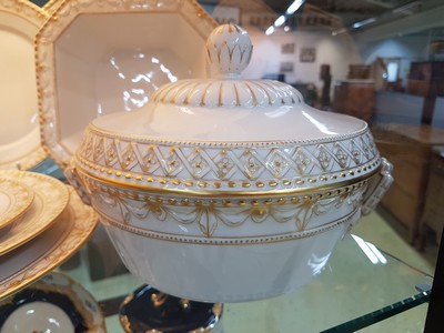 26697676h - 8 serving pieces Kurland, 20th century, No. 19, porcelain, gold decoration, lidded tureen W. 24 cm, vegetable bowl, 2 plates D. 29 cm, 2 plates 26 cm, 2 plates 19.5 cm