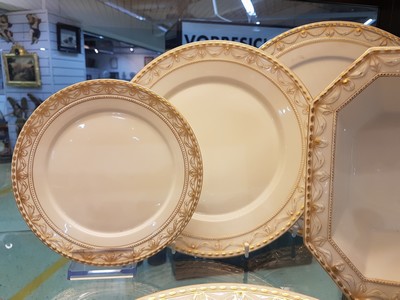 26697676i - 8 serving pieces Kurland, 20th century, No. 19, porcelain, gold decoration, lidded tureen W. 24 cm, vegetable bowl, 2 plates D. 29 cm, 2 plates 26 cm, 2 plates 19.5 cm