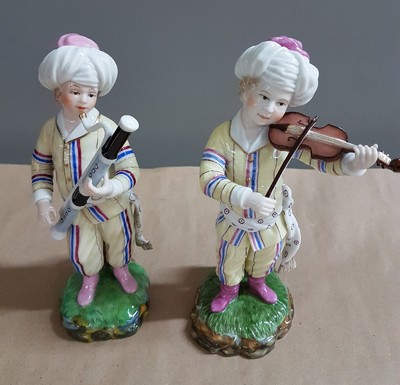26697678g - 9 porcelain figures from the Turkish chapel, Höchst, and a pair of figures, 2nd half of the20th century, trumpeter, violist, bass, wind player, flute player, etc., polychrome painted, gold decoration, height approx. 18 cm, with a pair of figures, girl and boy with jug, H. approx. 11.5 cm