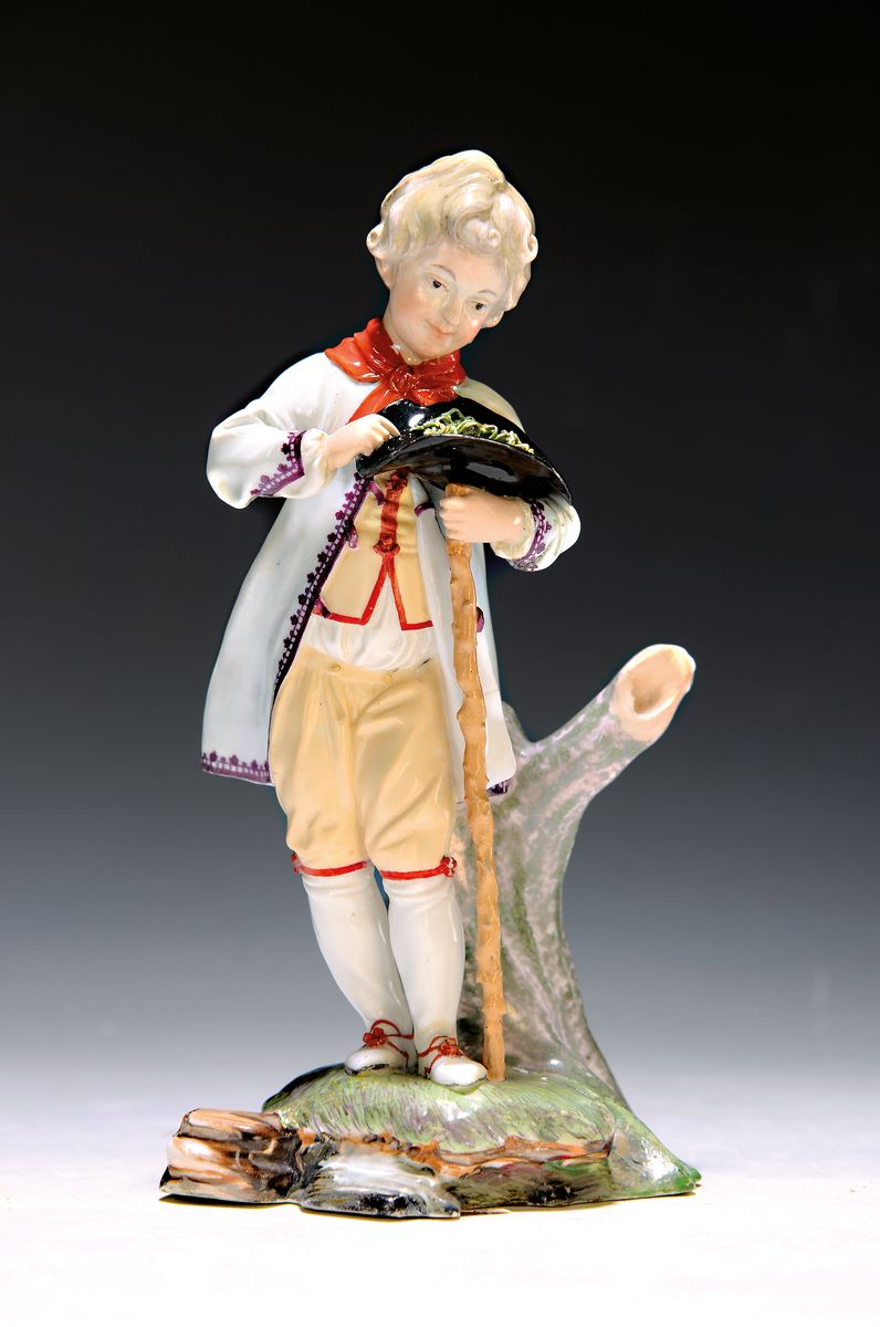 Große Porzellanfigur, Höchst, 18. Jh., Entwurf Johann Peter Melchior, Knabe mit Vogelnest im Hut, polychrom bemalt, l. rest., H. ca. 18.5 cm