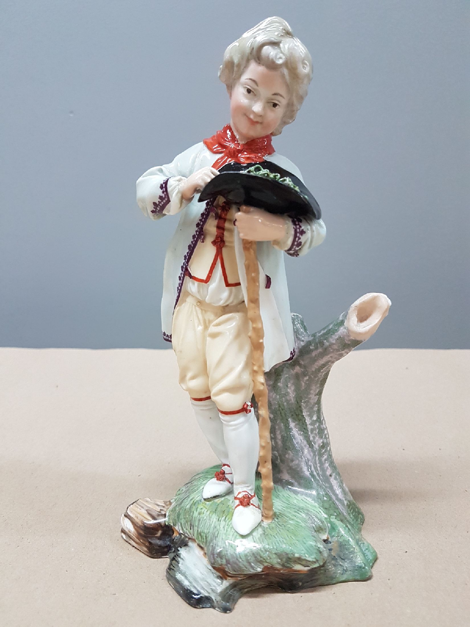 Detail a: Große Porzellanfigur, Höchst, 18. Jh., Entwurf Johann Peter Melchior, Knabe mit Vogelnest im Hut, polychrom bemalt, l. rest., H. ca. 18.5 cm