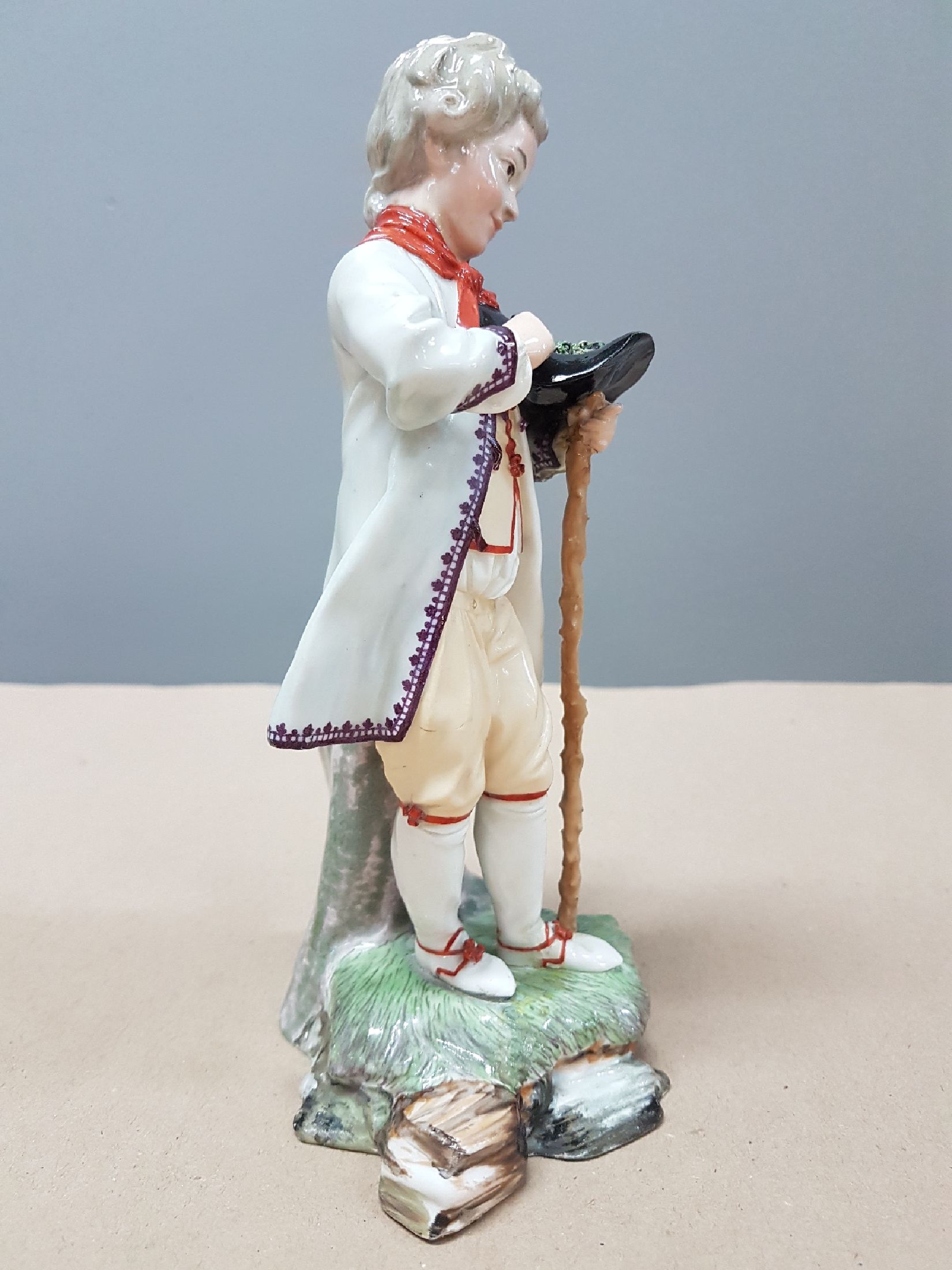 Detail b: Große Porzellanfigur, Höchst, 18. Jh., Entwurf Johann Peter Melchior, Knabe mit Vogelnest im Hut, polychrom bemalt, l. rest., H. ca. 18.5 cm