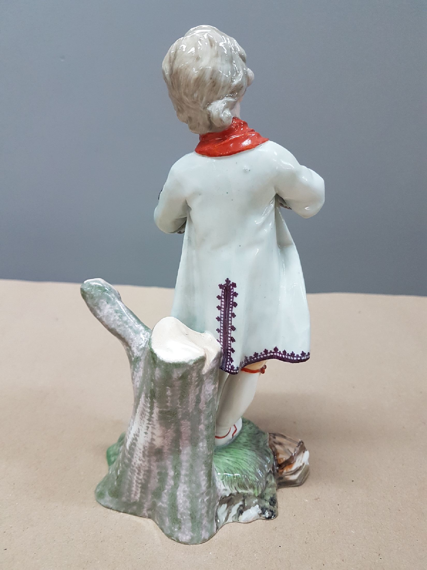 Detail c: Große Porzellanfigur, Höchst, 18. Jh., Entwurf Johann Peter Melchior, Knabe mit Vogelnest im Hut, polychrom bemalt, l. rest., H. ca. 18.5 cm