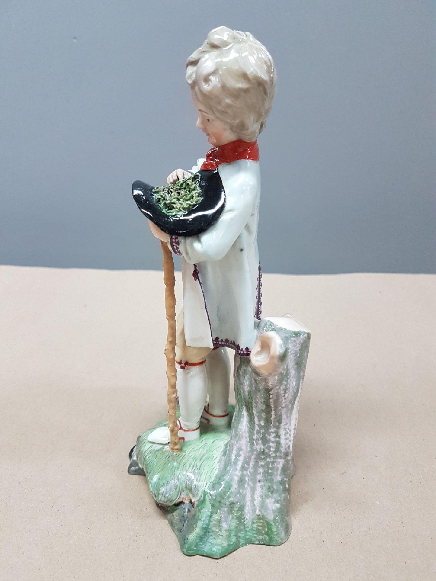 Detail d: Große Porzellanfigur, Höchst, 18. Jh., Entwurf Johann Peter Melchior, Knabe mit Vogelnest im Hut, polychrom bemalt, l. rest., H. ca. 18.5 cm