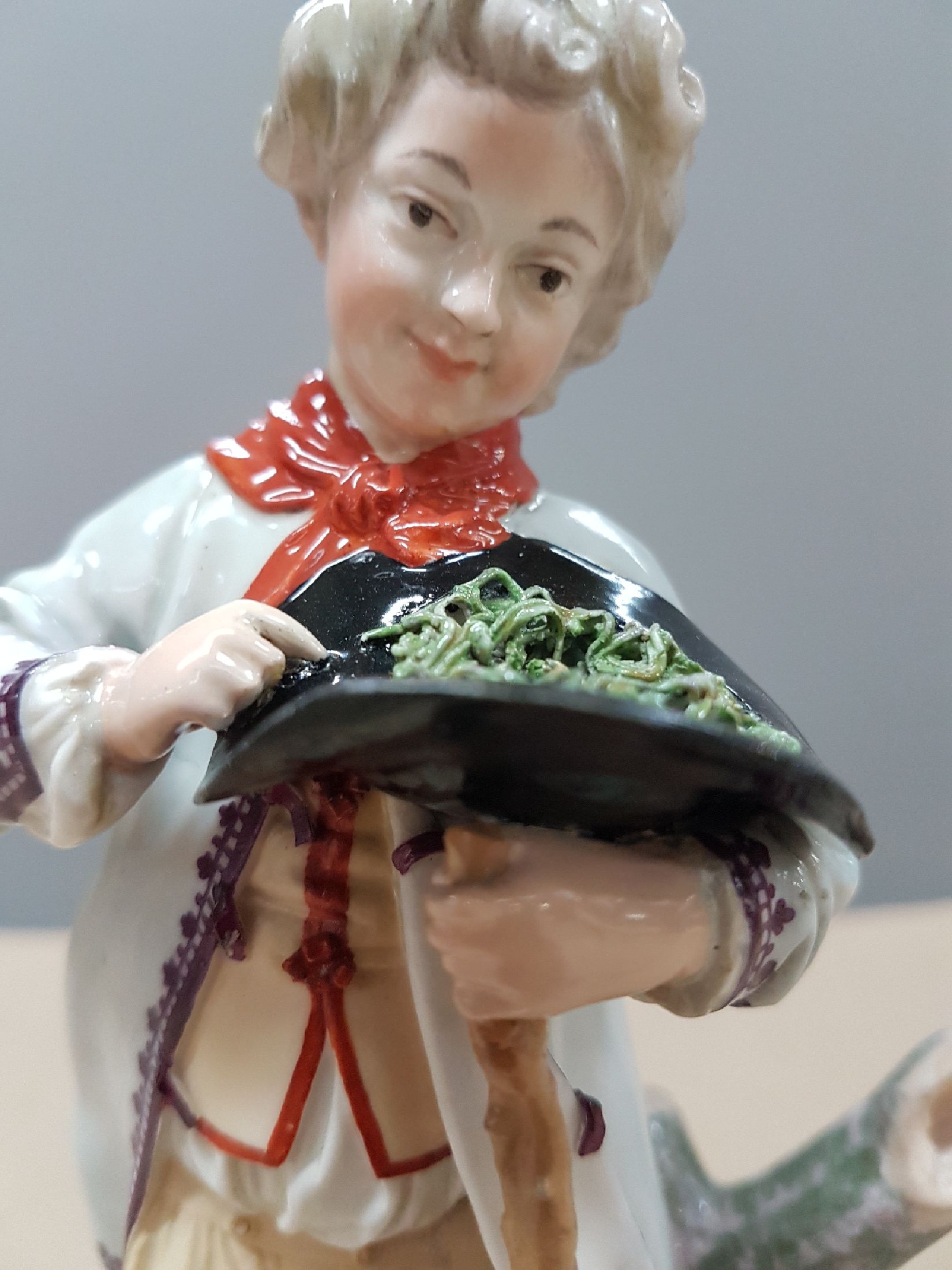 Detail e: Große Porzellanfigur, Höchst, 18. Jh., Entwurf Johann Peter Melchior, Knabe mit Vogelnest im Hut, polychrom bemalt, l. rest., H. ca. 18.5 cm