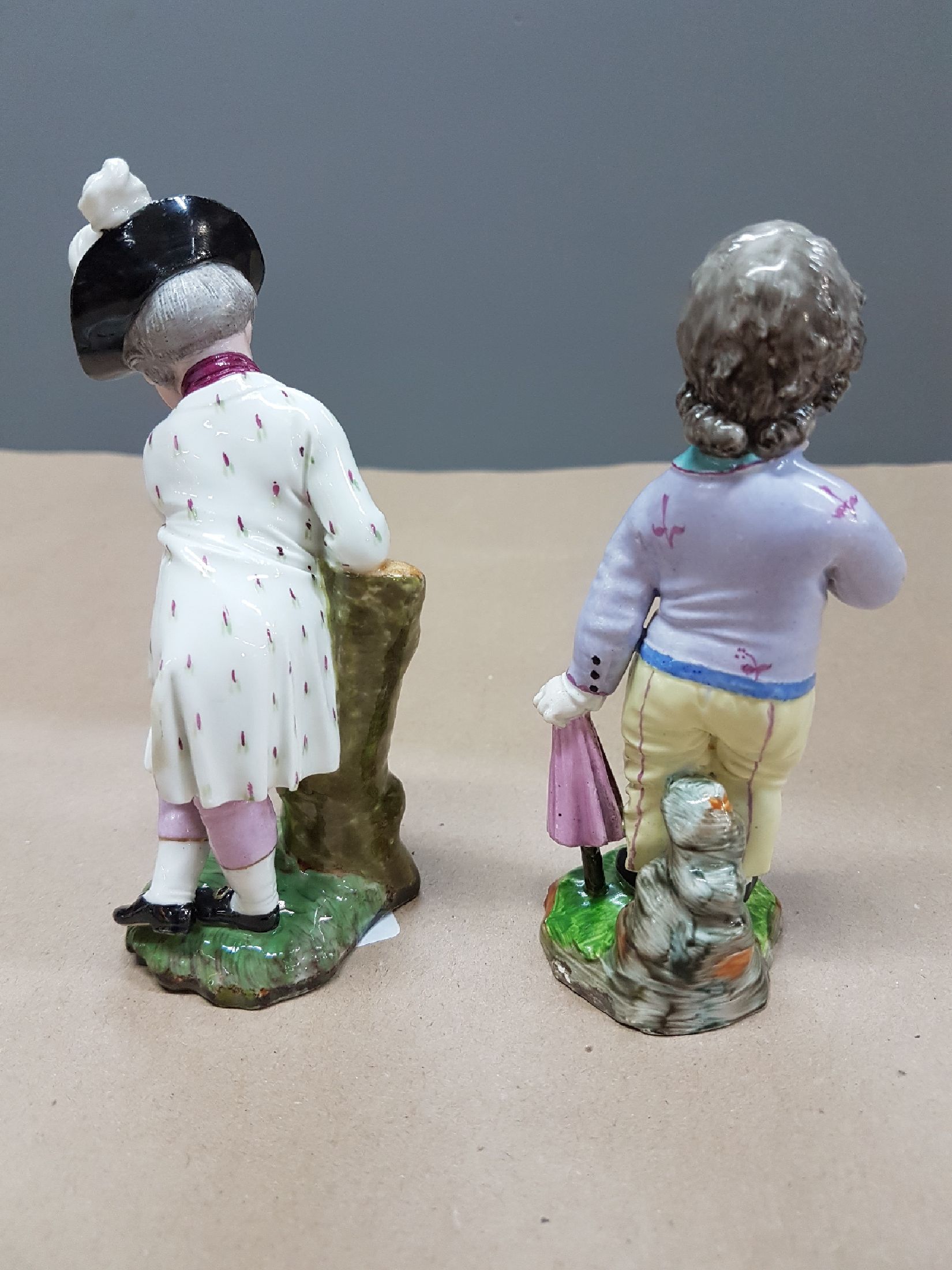 Detail c: Zwei Figuren, Entwurf J.P. Melchior, Höchst, Knabe mit Birne, l. fachgerecht rest., H. ca. 12 cm und Damm, Knabe mit Regenschirm, Ritzmarke 214, ...