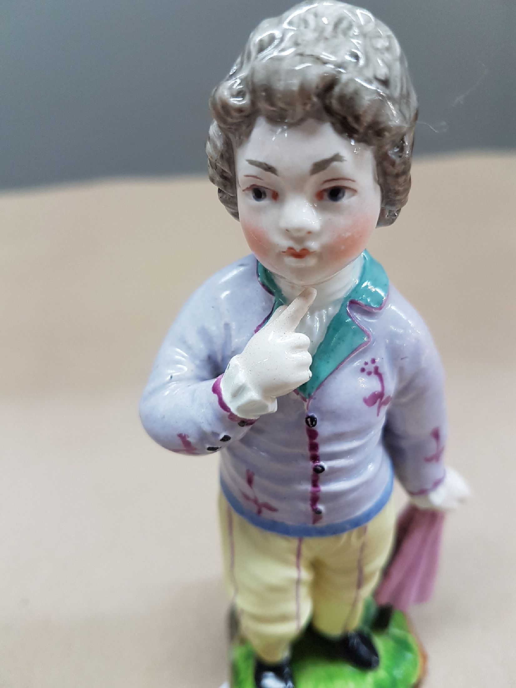 Detail f: Zwei Figuren, Entwurf J.P. Melchior, Höchst, Knabe mit Birne, l. fachgerecht rest., H. ca. 12 cm und Damm, Knabe mit Regenschirm, Ritzmarke 214, ...