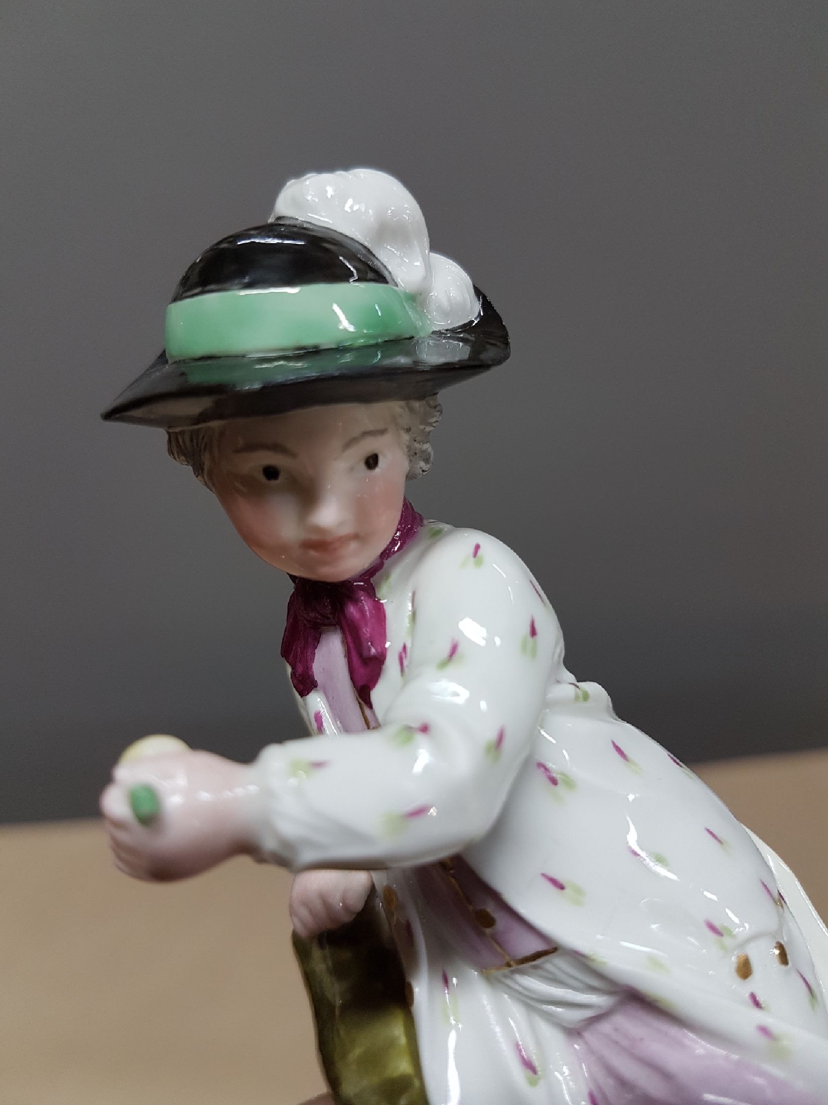 Detail g: Zwei Figuren, Entwurf J.P. Melchior, Höchst, Knabe mit Birne, l. fachgerecht rest., H. ca. 12 cm und Damm, Knabe mit Regenschirm, Ritzmarke 214, ...