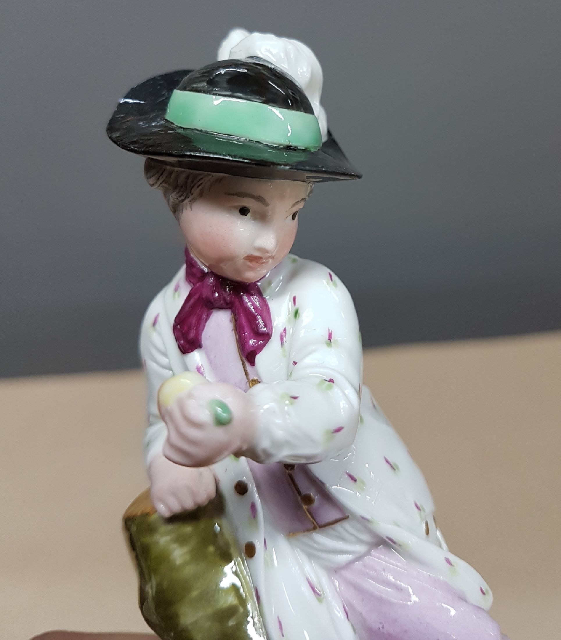 Detail h: Zwei Figuren, Entwurf J.P. Melchior, Höchst, Knabe mit Birne, l. fachgerecht rest., H. ca. 12 cm und Damm, Knabe mit Regenschirm, Ritzmarke 214, ...
