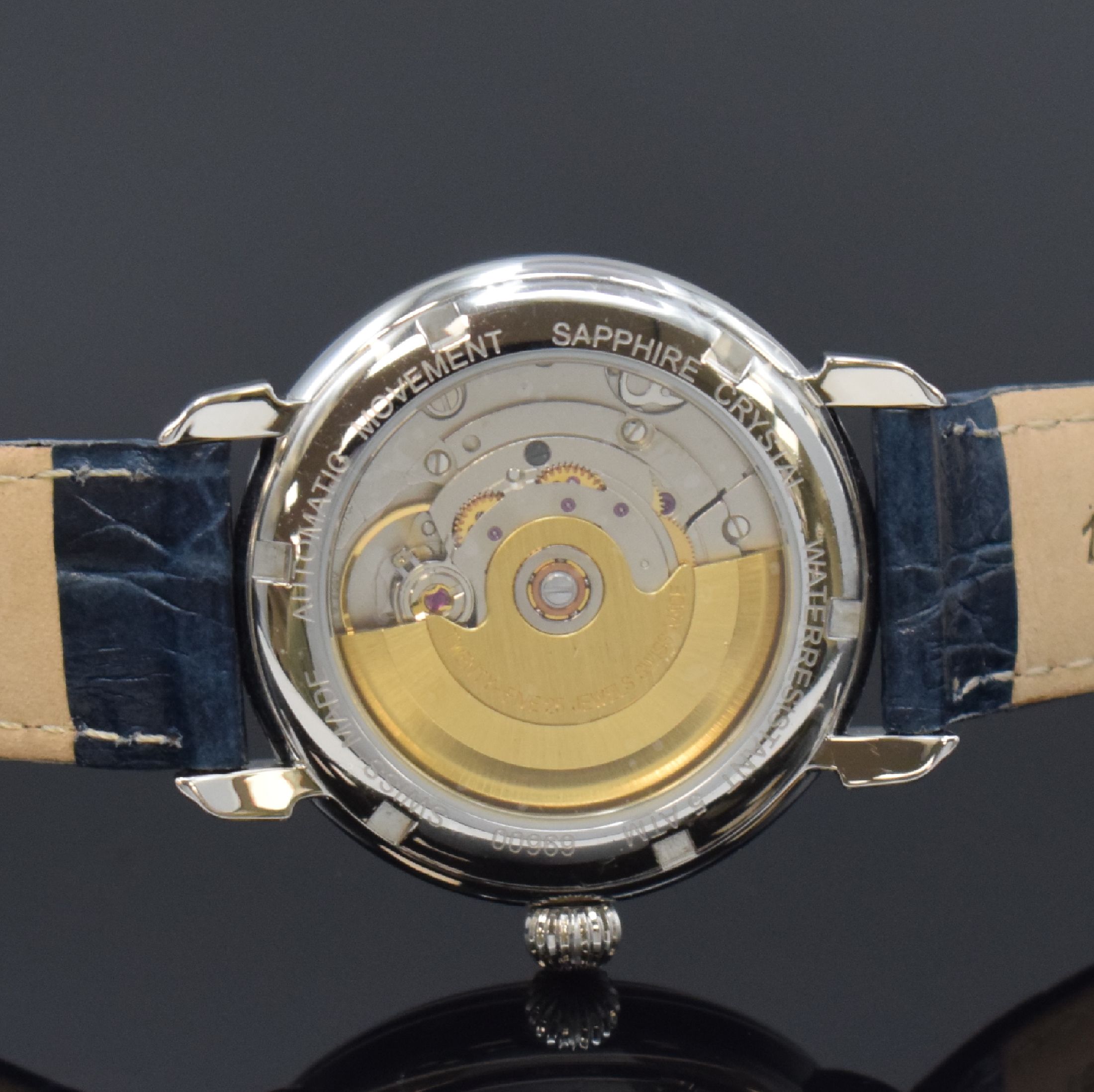Detail d: KOLLER Herrenarmbanduhr in Edelstahl Referenz 69600, Schweiz akt. Produktion, Automatik, beids. vergl. Geh., weißes Zifferblatt, gold. Std.-Ind. u. ...