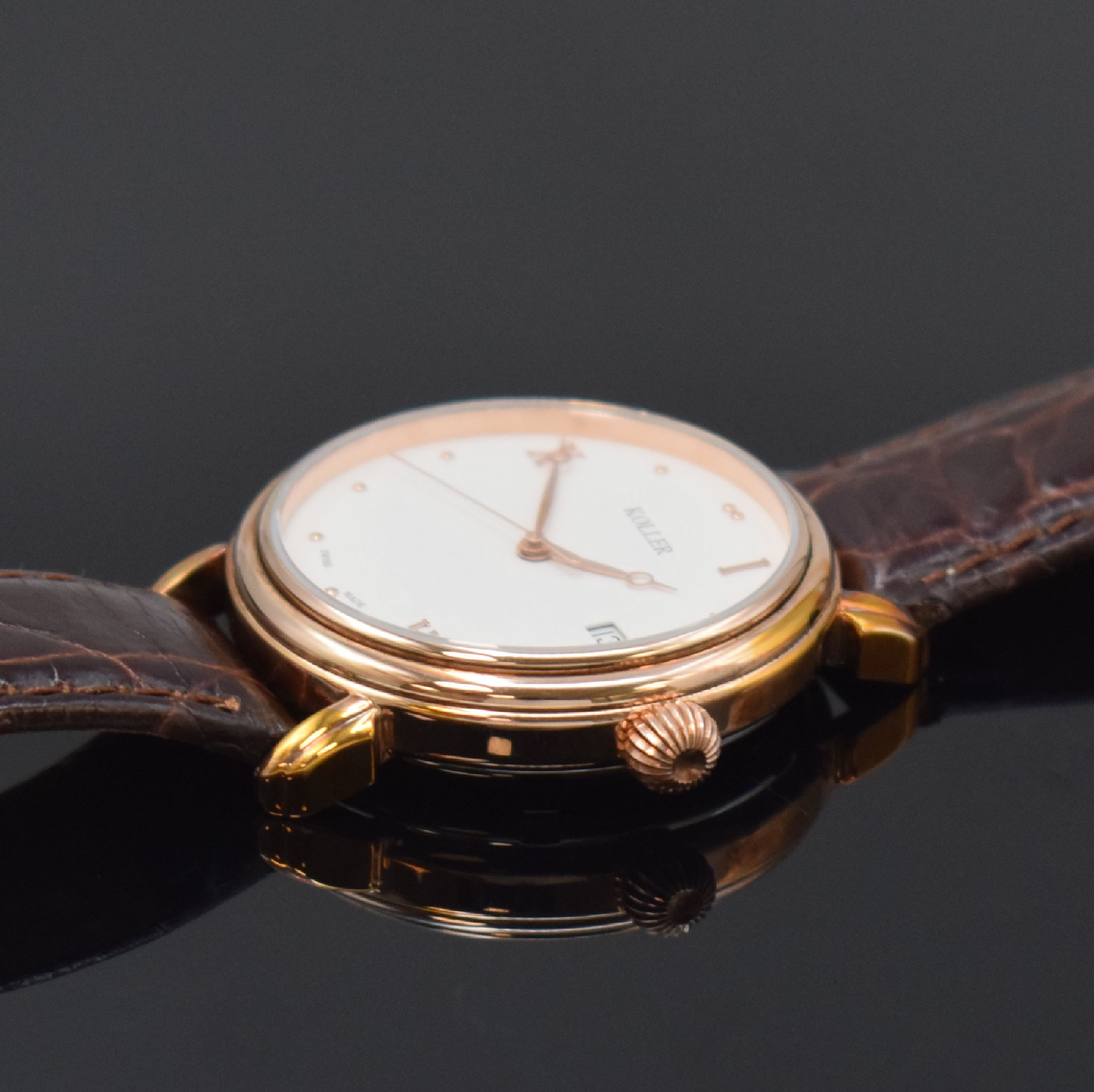 Detail b: KOLLER Herrenarmbanduhr Referenz 69600, Schweiz akt. Produktion, Automatik, verg., beids. vergl. Geh., weißes Zifferblatt, gold. Std.-Ind. u. ...