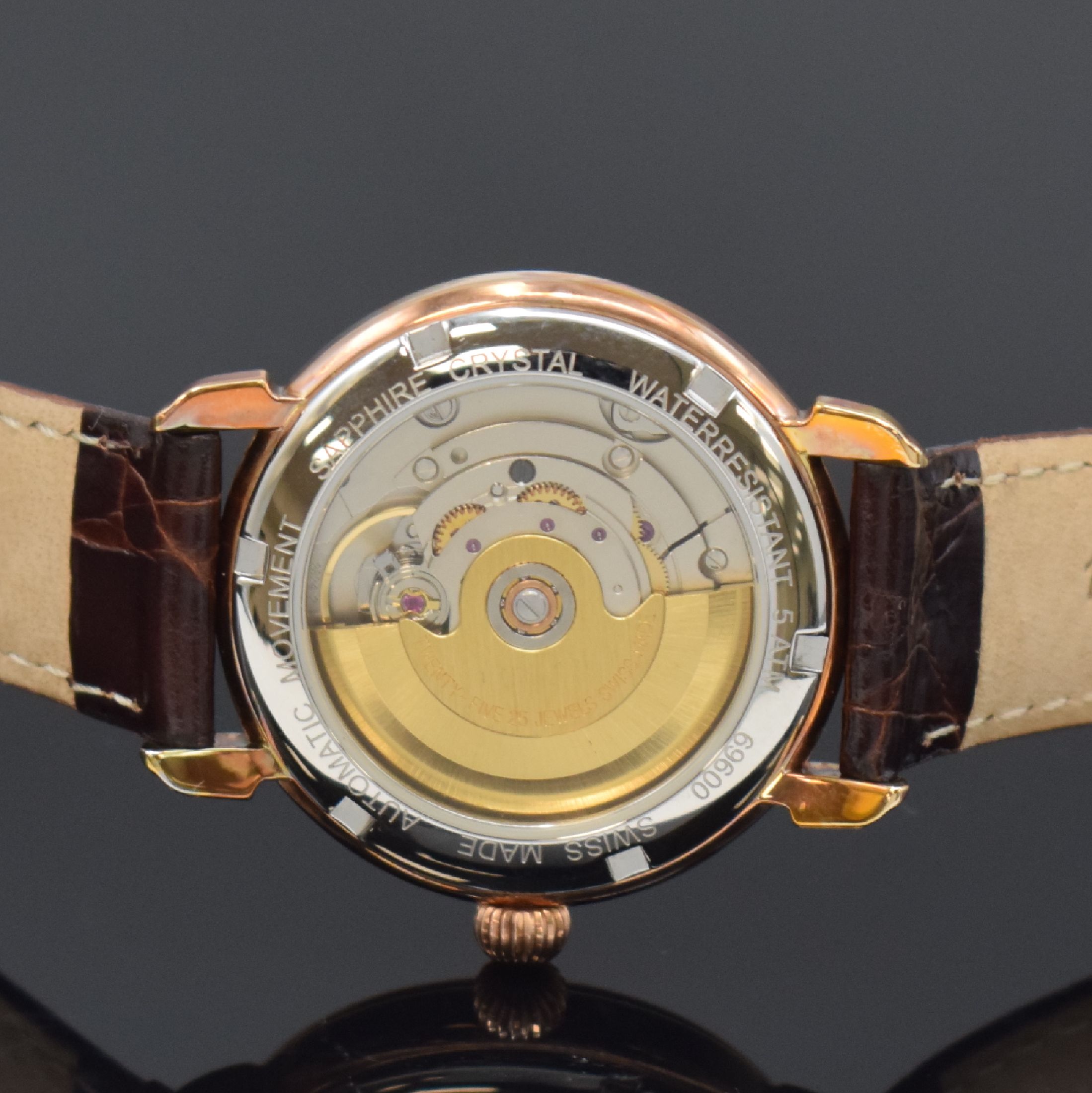 Detail d: KOLLER Herrenarmbanduhr Referenz 69600, Schweiz akt. Produktion, Automatik, verg., beids. vergl. Geh., weißes Zifferblatt, gold. Std.-Ind. u. ...