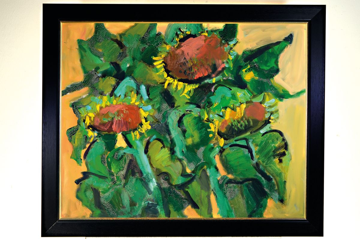 Gernot Kissel, 1939 Worms-2008, Sonnenblumenvor orangefarbenem Grund, Öl/Lwd, unsigniert, 80x100 cm, Künstlerrahmen 93x112 cm