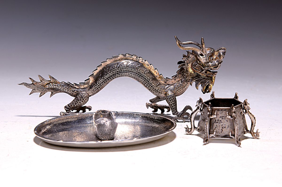 Drei Silberminiaturen, China, um 1900, Drache L. ca. 17 cm, Geldschuh auf Tablett, ca 11 x 7.4 cm und kl. Gefäß mit Drachenbeinen, florale ...