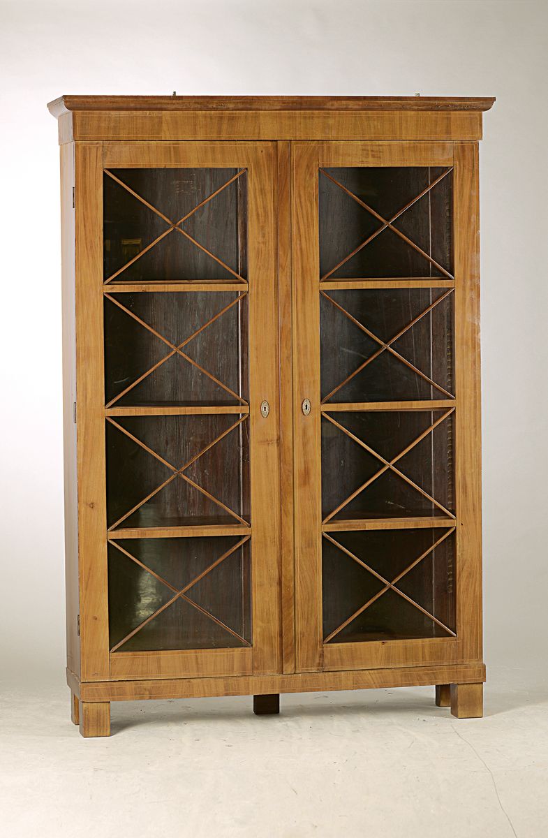 Biedermeier-Vitrine, norddeutsch, um 1820, Mahagonifurnier, 2-türig, Kreuzversprossung, orig. gewalztes Glas, 4 Einlegeböden, orig. Schloss und 1 ...