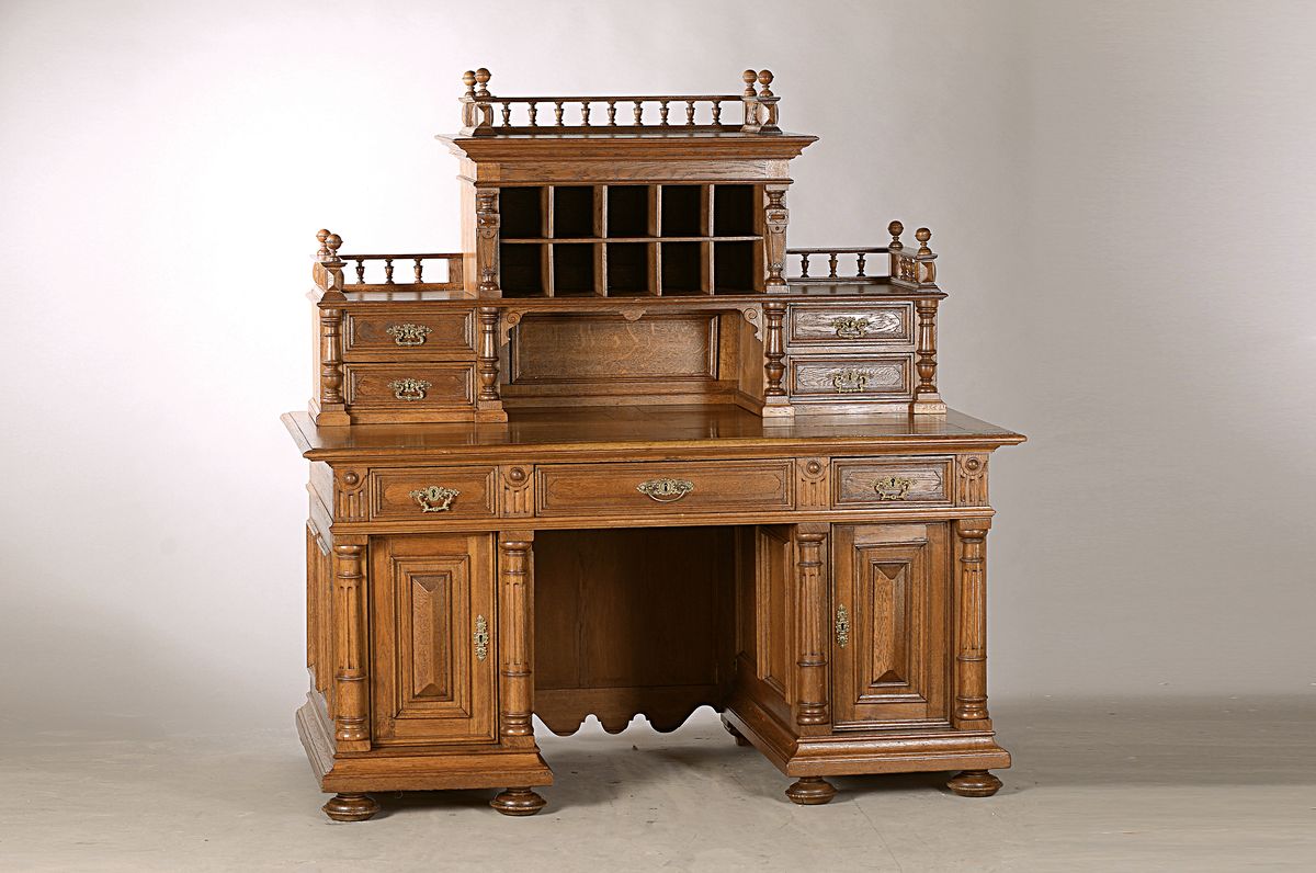 Gründerzeit-Schreibtisch, um 1880, Eiche massiv, z.T. Furnier, Tischplatte mit 3 Schubladen, sitzt auf 2-türige Schubkasten, Türen mit ...