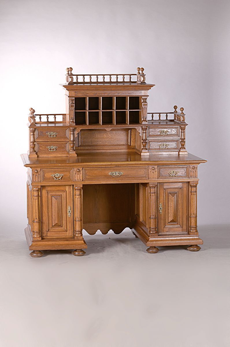 Detail a: Gründerzeit-Schreibtisch, um 1880, Eiche massiv, z.T. Furnier, Tischplatte mit 3 Schubladen, sitzt auf 2-türige Schubkasten, Türen mit ...