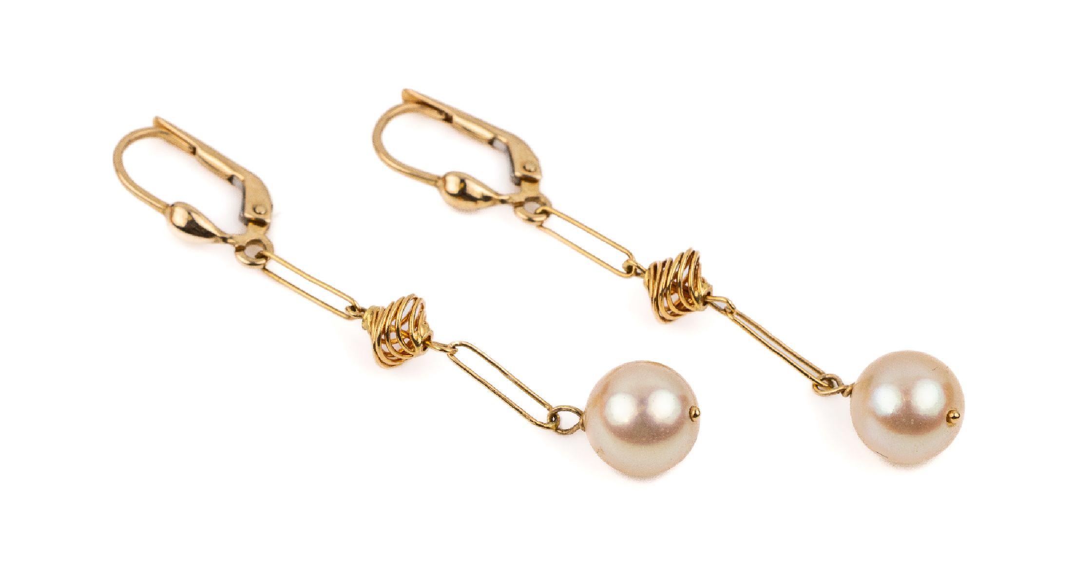 Paar 14 kt Gold Akoyazuchtperl-Ohrgehänge, GG 585/000, cremef. Perle, D. ca. 8.4 mm, Abhängung bewegl., mittig mit filigran gearbeitet ...