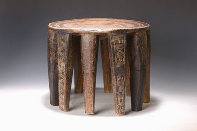 Image 26697774 - Round stool, Tellem/Dogon, Mali, 20th c., carved wood, oval seat pillow, 10 feet, scribing decor, traces of age, H. 30 cm