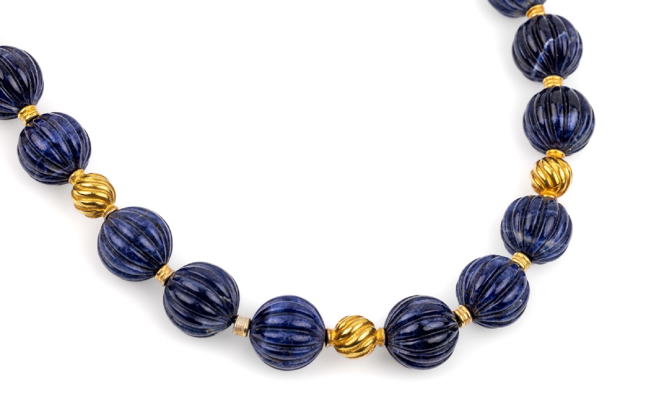 18 kt Gold Lapislazuli-Collier, GG 750/000,Lapislazulikugeln geschnitten, geschliffen undgerillt, D. ca. 11.2-11.8 mm, im Wechsel mit GG ...