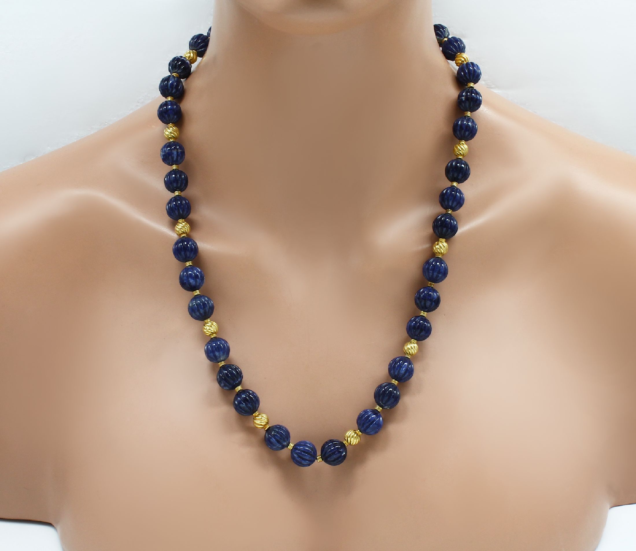 Detail a: 18 kt Gold Lapislazuli-Collier, GG 750/000,Lapislazulikugeln geschnitten, geschliffen undgerillt, D. ca. 11.2-11.8 mm, im Wechsel mit GG ...