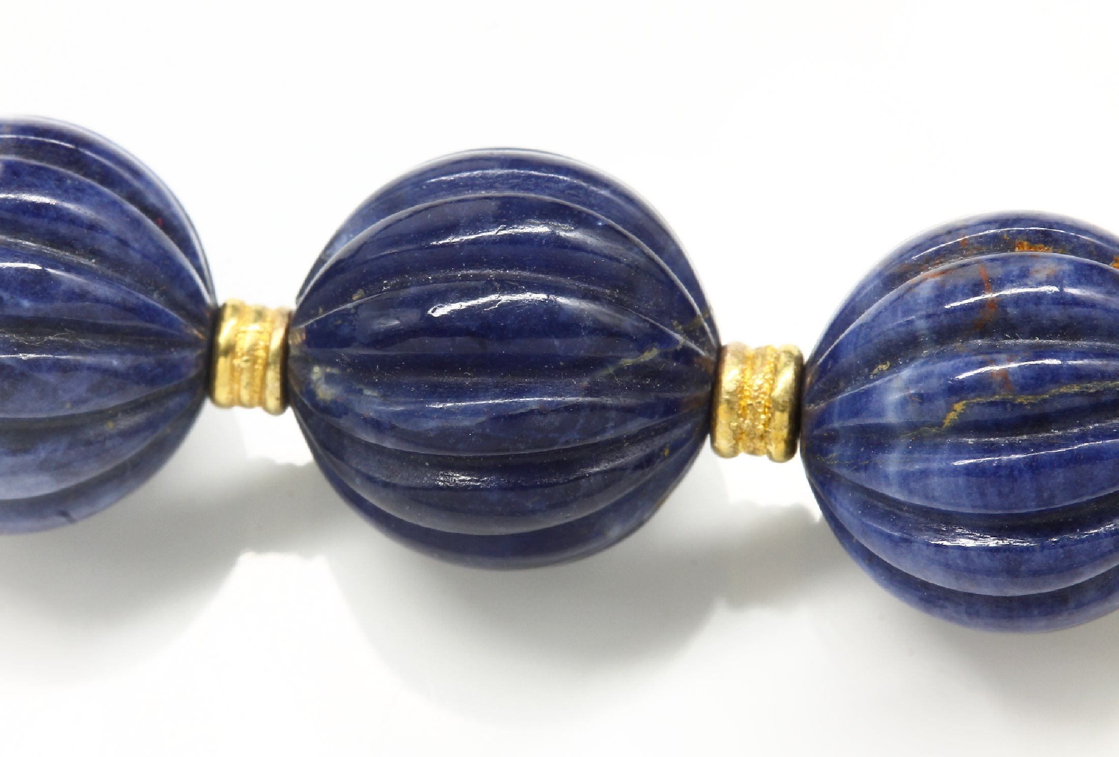Detail b: 18 kt Gold Lapislazuli-Collier, GG 750/000,Lapislazulikugeln geschnitten, geschliffen undgerillt, D. ca. 11.2-11.8 mm, im Wechsel mit GG ...