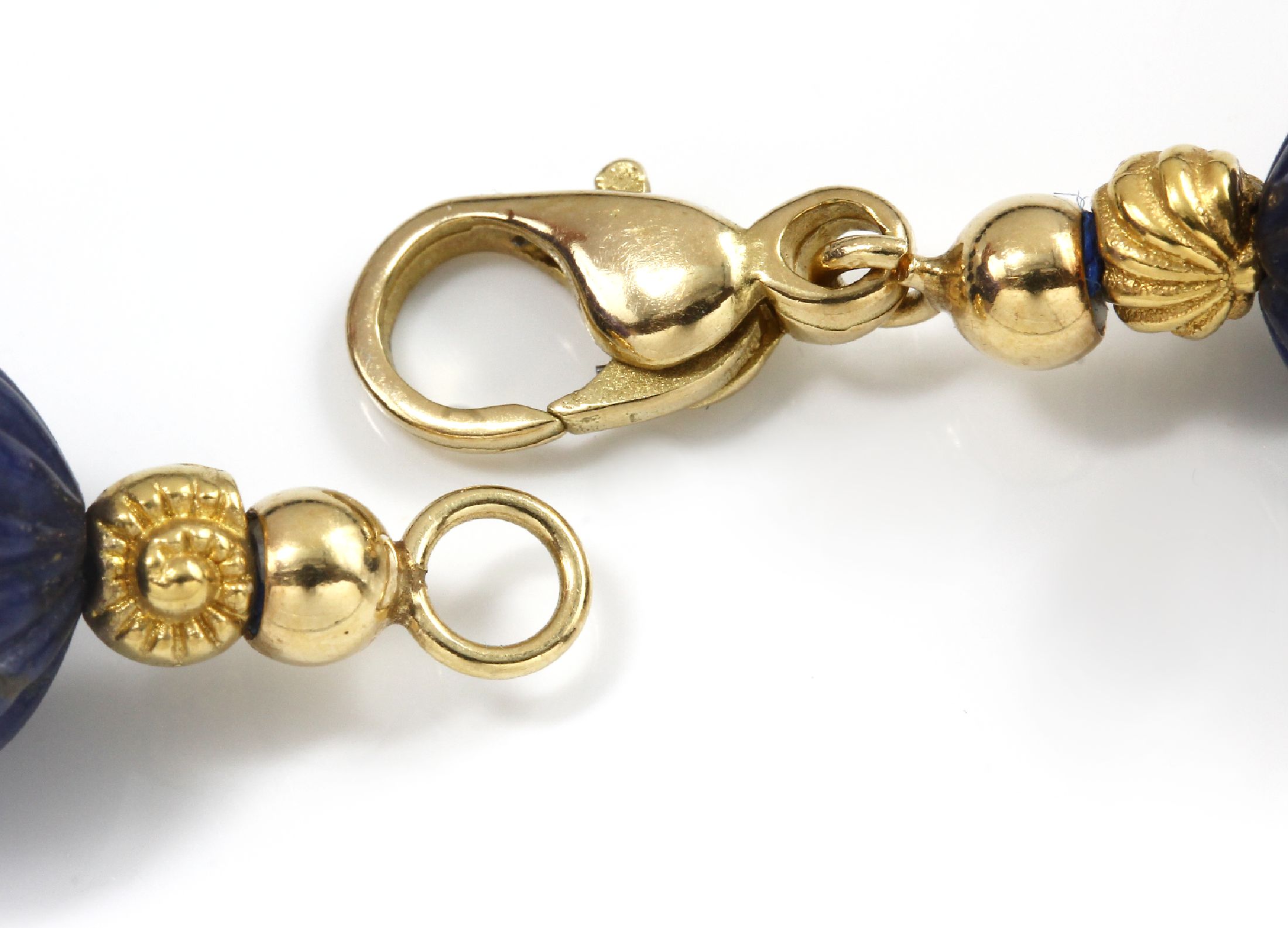 Detail c: 18 kt Gold Lapislazuli-Collier, GG 750/000,Lapislazulikugeln geschnitten, geschliffen undgerillt, D. ca. 11.2-11.8 mm, im Wechsel mit GG ...