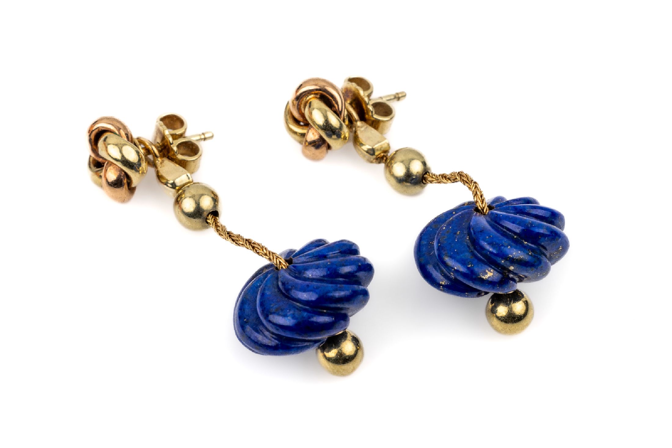 Paar 14 kt Gold Lapislazuli-Ohrstecker, GG/RG 585/000, Darstellung des Wiener Knoten, Abhängung bewegl. Lapislazuli gerillt, Abhängung auch ...