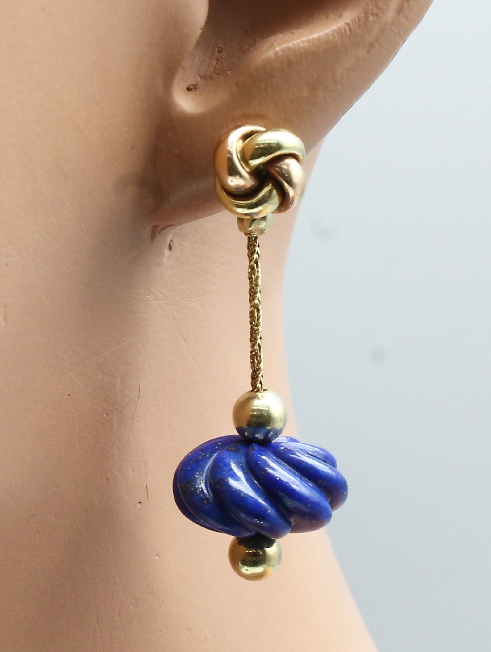 Detail a: Paar 14 kt Gold Lapislazuli-Ohrstecker, GG/RG 585/000, Darstellung des Wiener Knoten, Abhängung bewegl. Lapislazuli gerillt, Abhängung auch ...