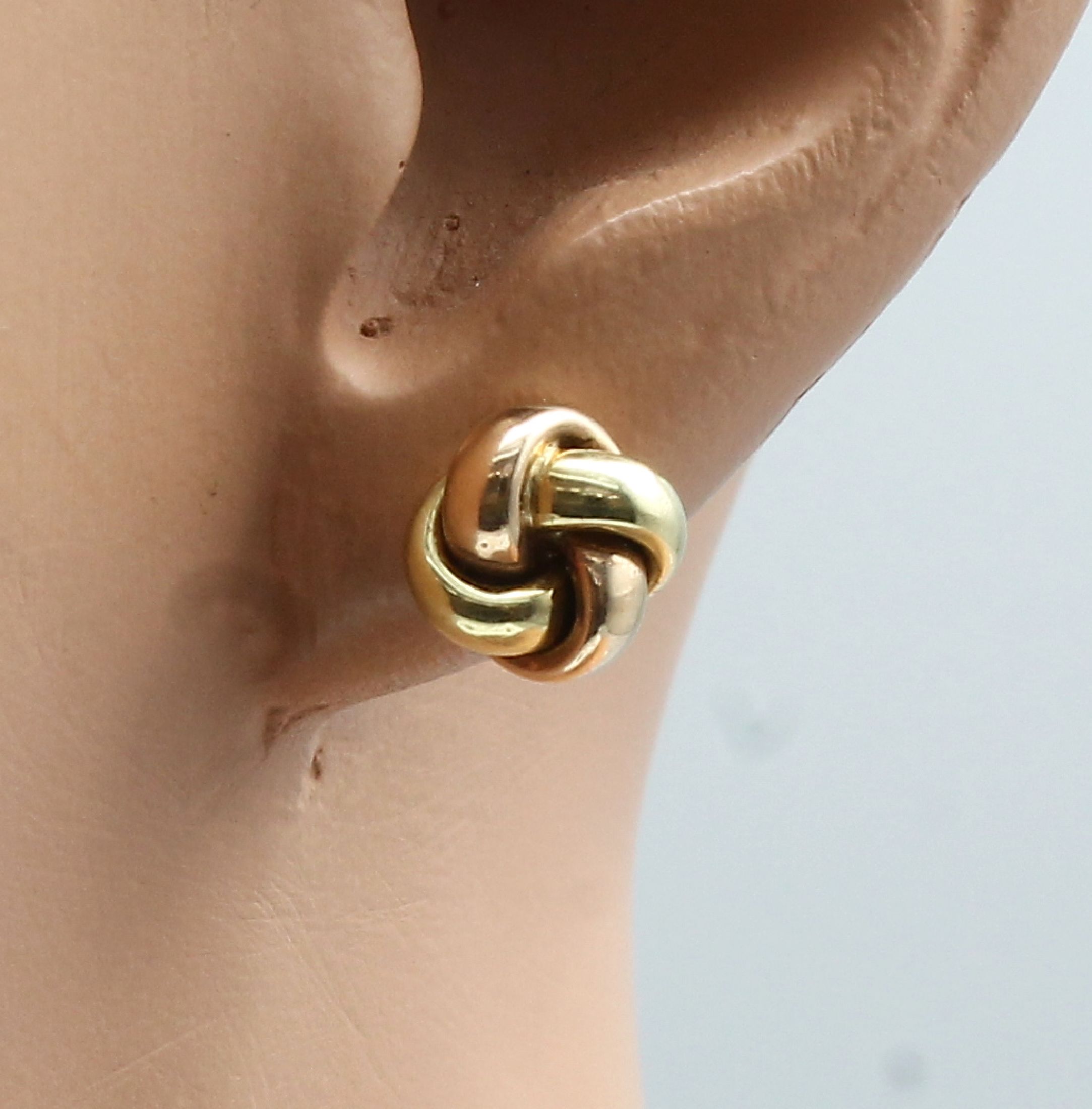 Detail b: Paar 14 kt Gold Lapislazuli-Ohrstecker, GG/RG 585/000, Darstellung des Wiener Knoten, Abhängung bewegl. Lapislazuli gerillt, Abhängung auch ...