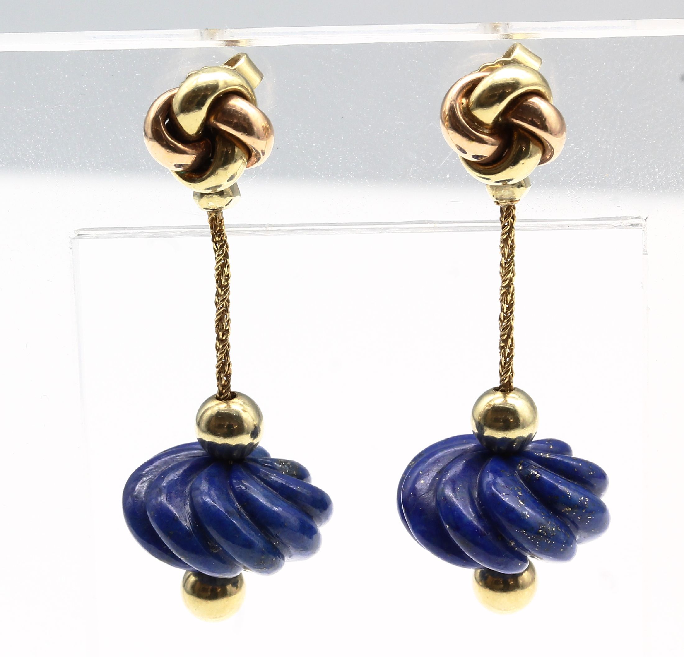 Detail c: Paar 14 kt Gold Lapislazuli-Ohrstecker, GG/RG 585/000, Darstellung des Wiener Knoten, Abhängung bewegl. Lapislazuli gerillt, Abhängung auch ...