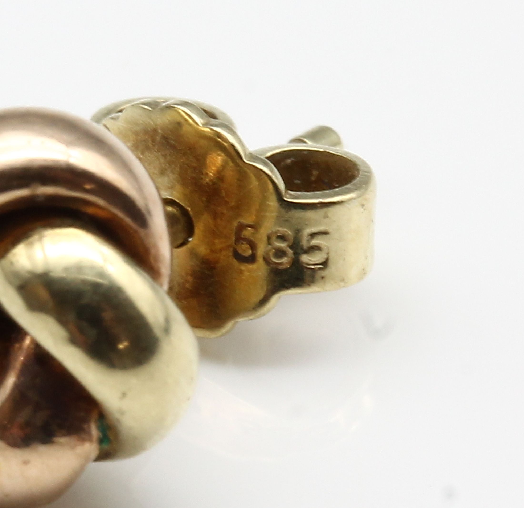Detail d: Paar 14 kt Gold Lapislazuli-Ohrstecker, GG/RG 585/000, Darstellung des Wiener Knoten, Abhängung bewegl. Lapislazuli gerillt, Abhängung auch ...