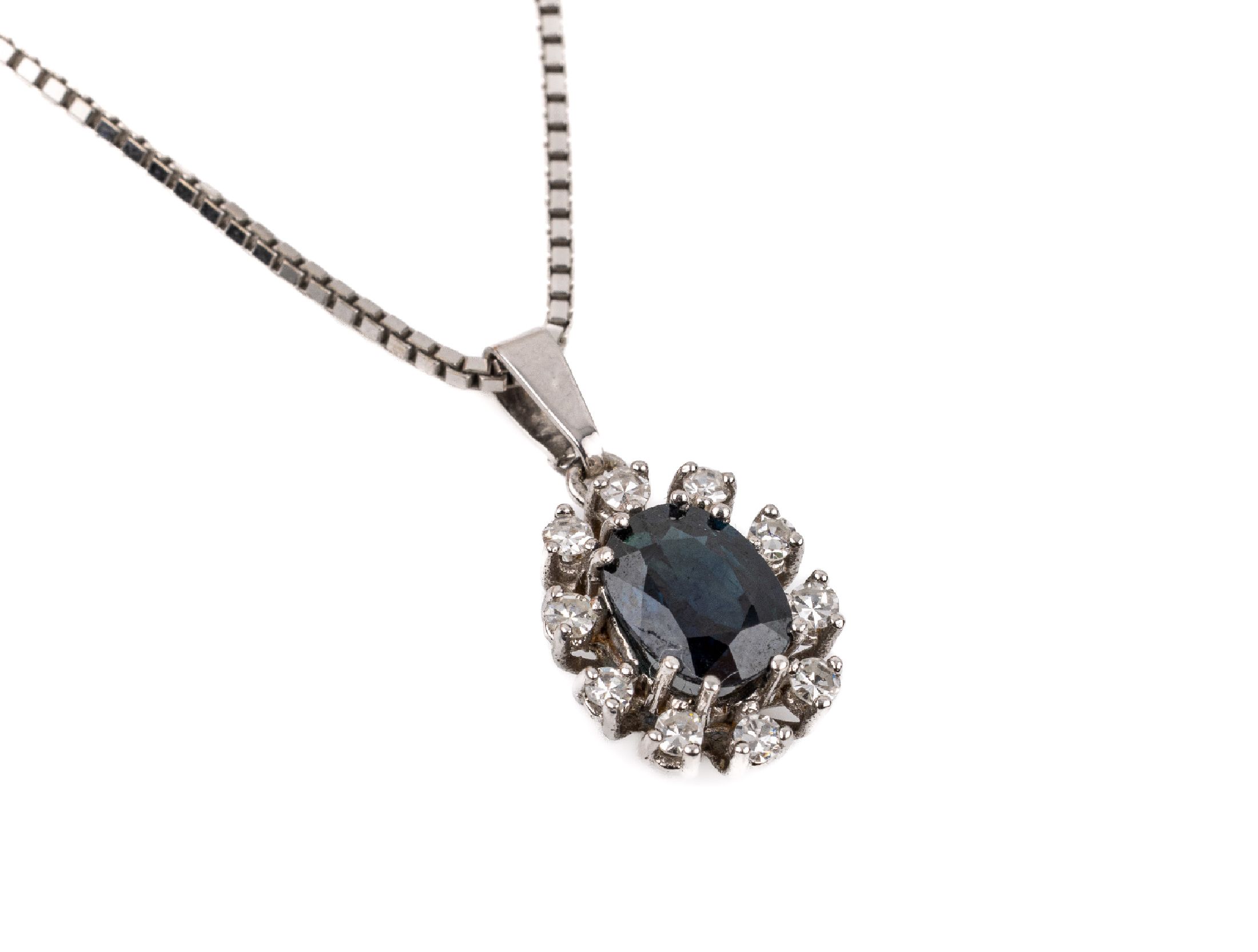 14 kt Gold Saphir-Diamant-Anhänger, WG 585/000, mittig ovalfacett. Saphir ca. 0.30 ct(grav.), umgeben von 10 8/8-Diamanten zus. ca.0.05 ct Weiß/p, ...