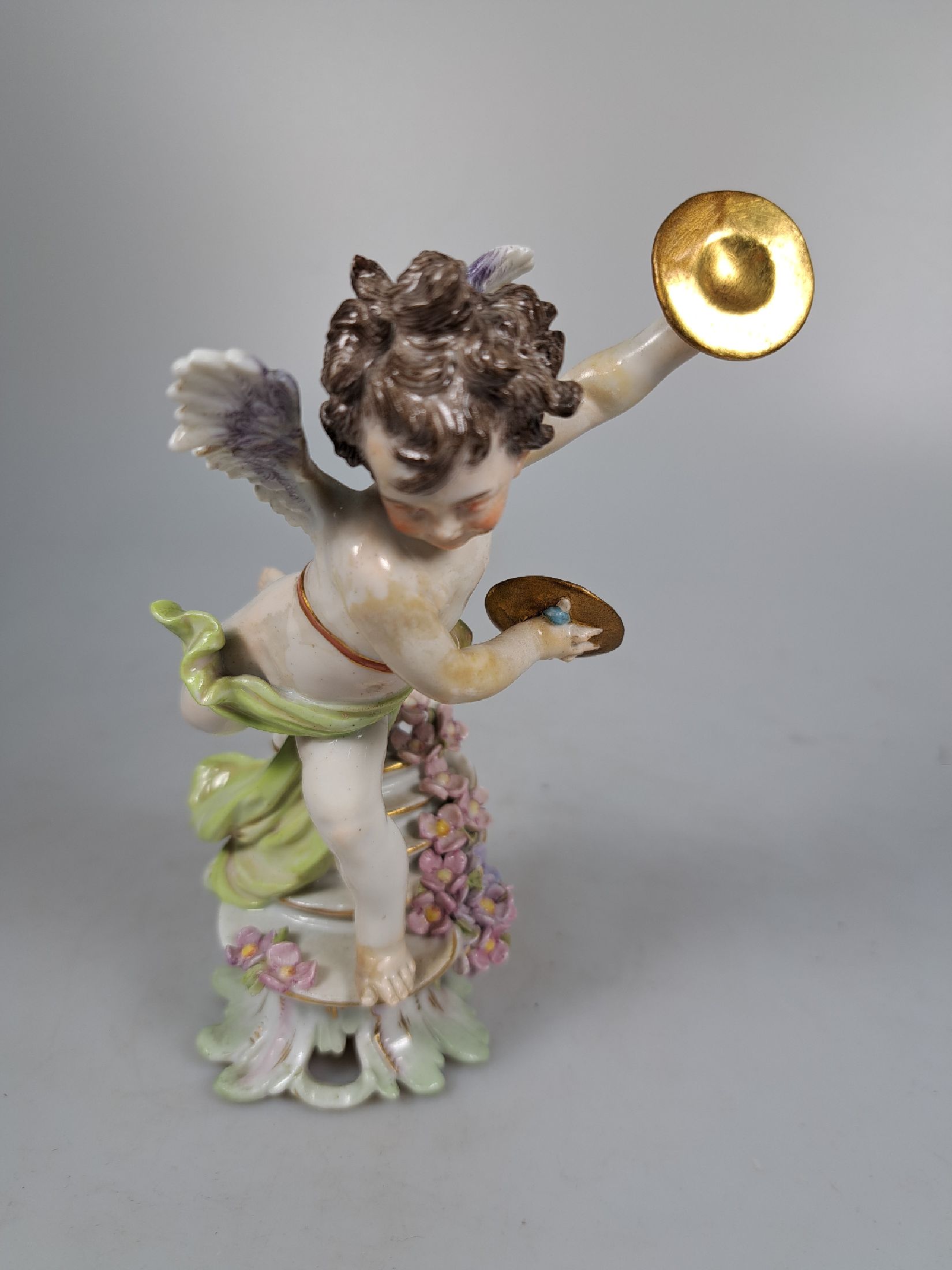 Detail a: Porzellanfigur, Meissen, um 1900, Entwurf Gustav Stellmacher 1897, musizierende Amorette, Amor mit Becken, polychrom bemalt, Goldstaffage, rest., H. ...