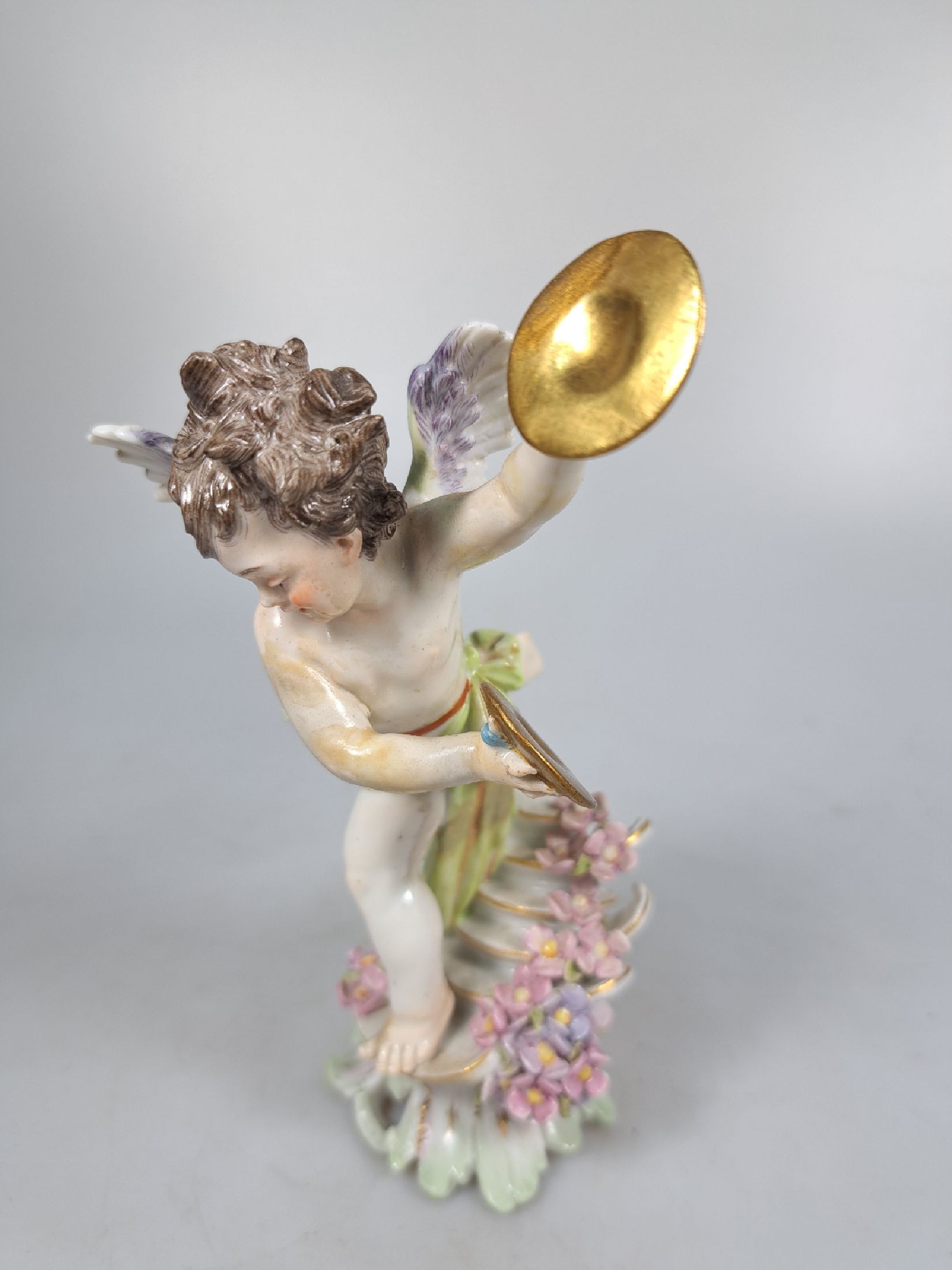 Detail b: Porzellanfigur, Meissen, um 1900, Entwurf Gustav Stellmacher 1897, musizierende Amorette, Amor mit Becken, polychrom bemalt, Goldstaffage, rest., H. ...